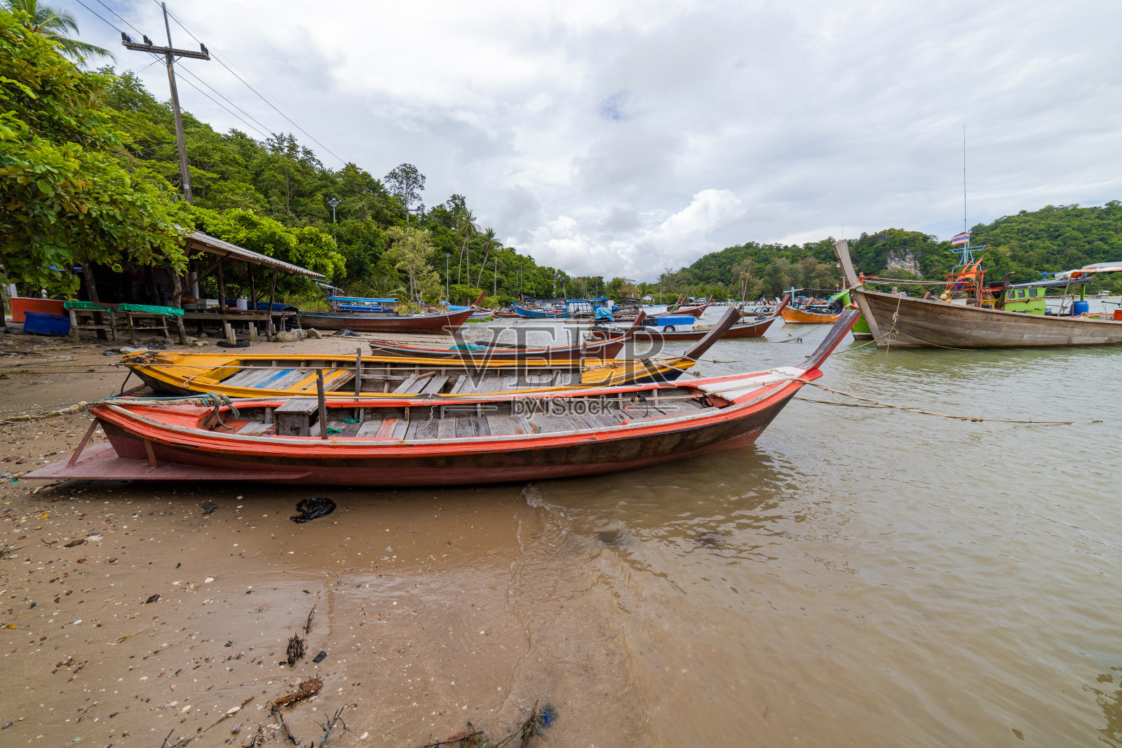 渔船停靠在海滩上照片摄影图片