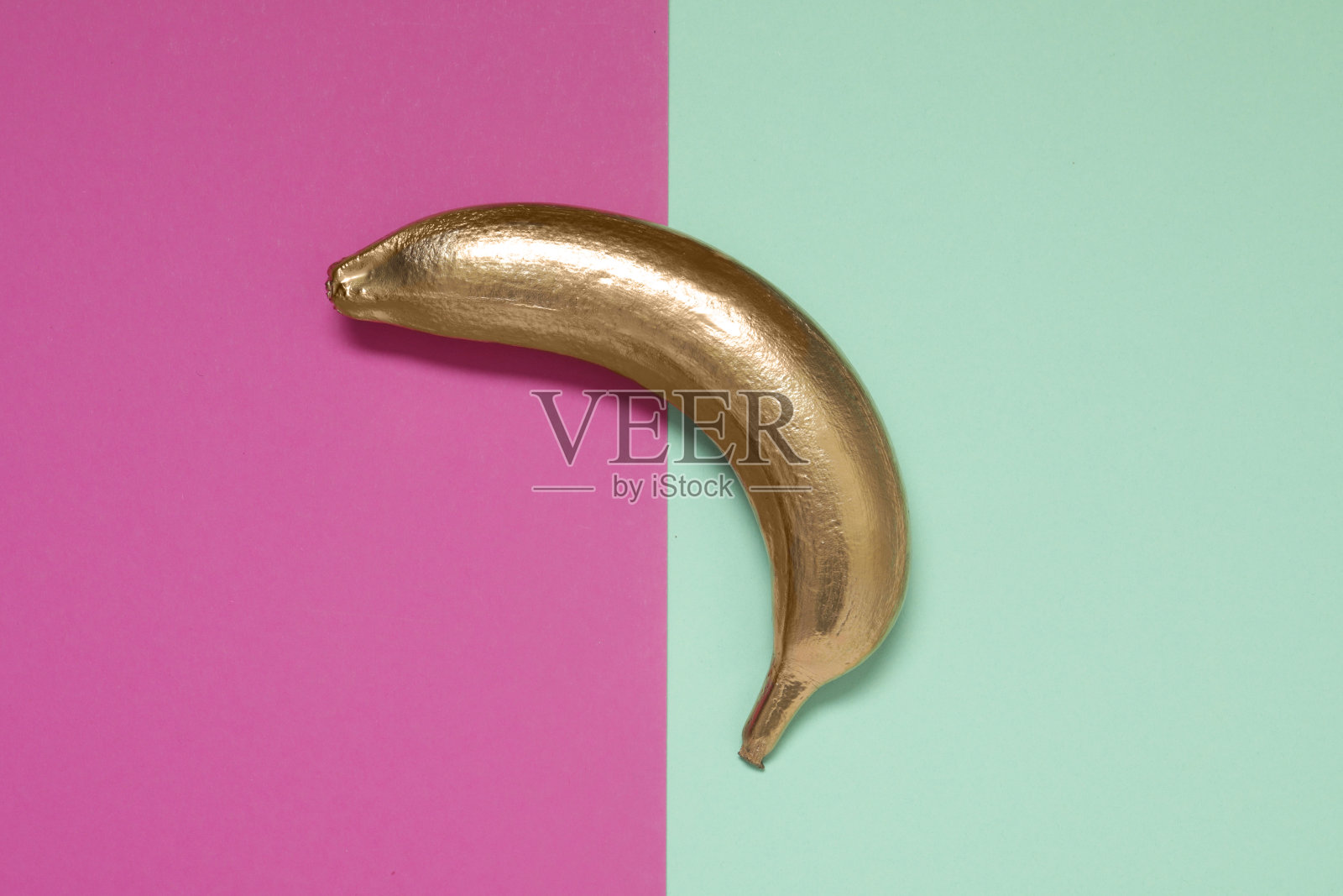 金色香蕉的彩色背景，俯视图照片摄影图片