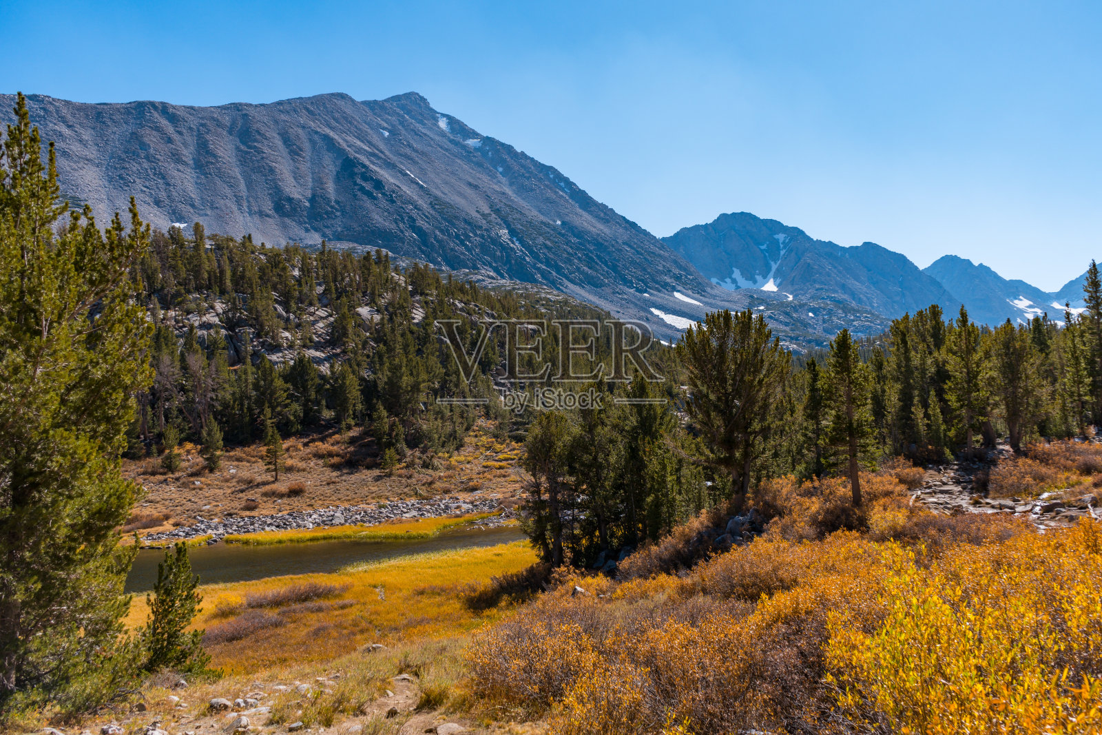 小湖区的秋季徒步旅行景观照片摄影图片
