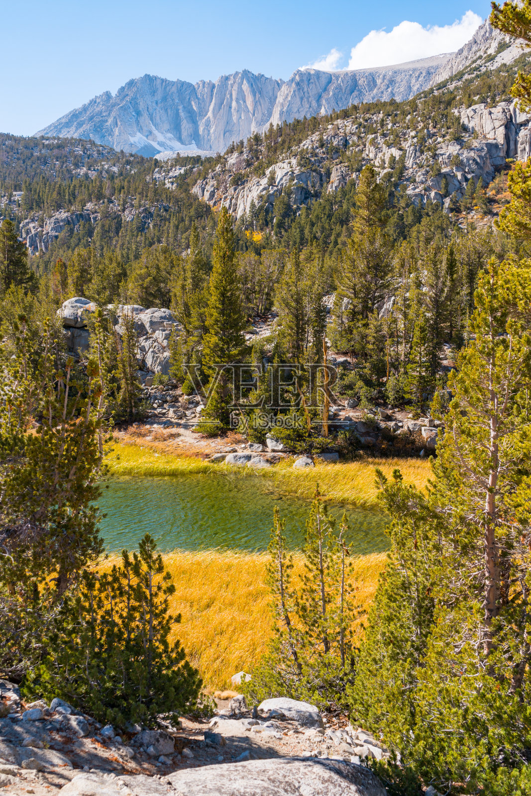 小湖区的秋季徒步旅行景观照片摄影图片