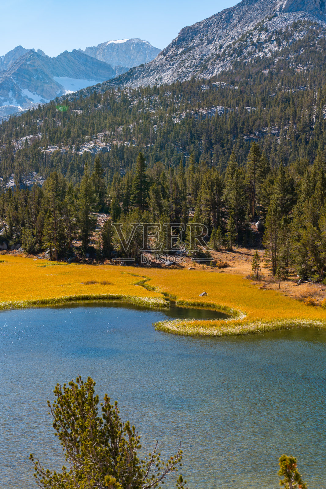 小湖区的秋季徒步旅行景观照片摄影图片