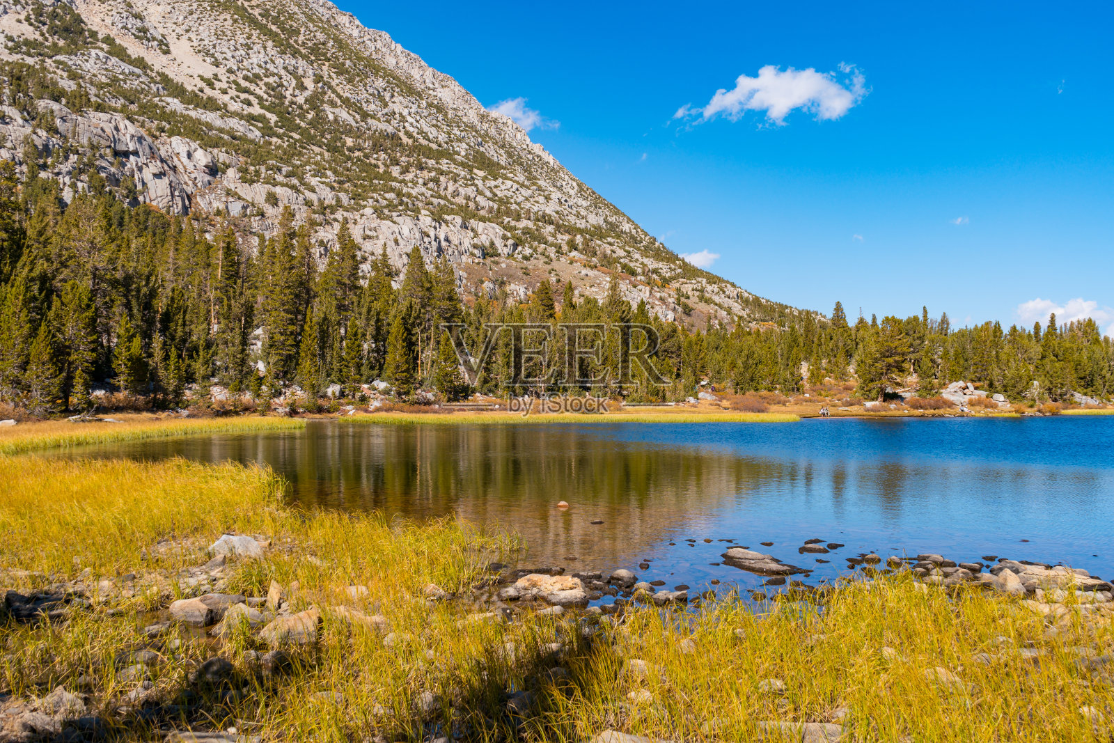 小湖区的秋季徒步旅行景观照片摄影图片