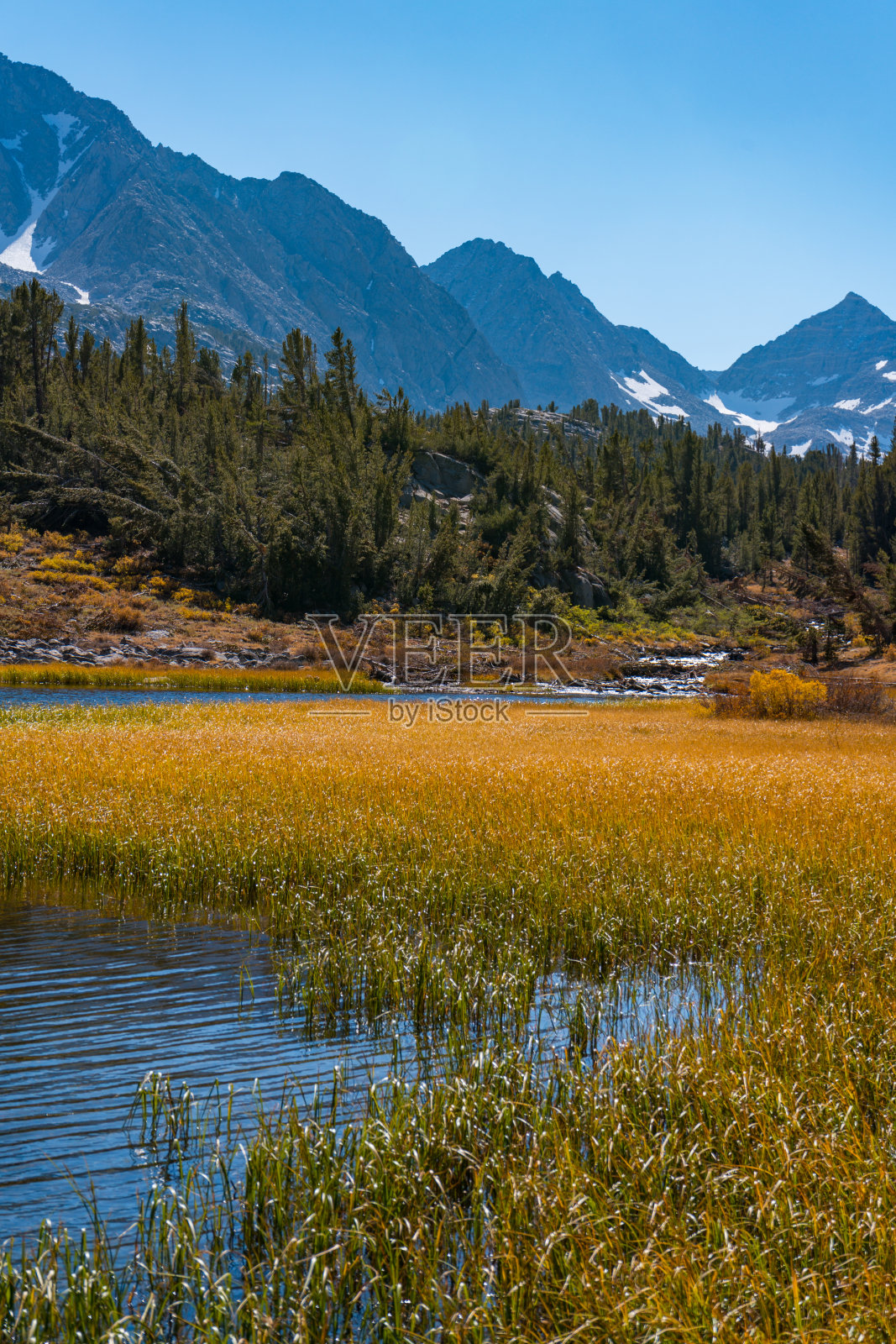 小湖区的秋季徒步旅行景观照片摄影图片