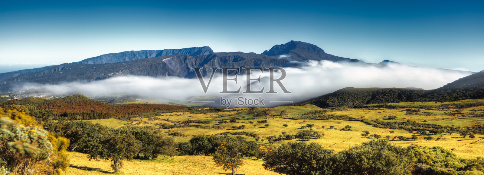 留尼旺岛的内伊格斯峰，卡夫斯平原照片摄影图片