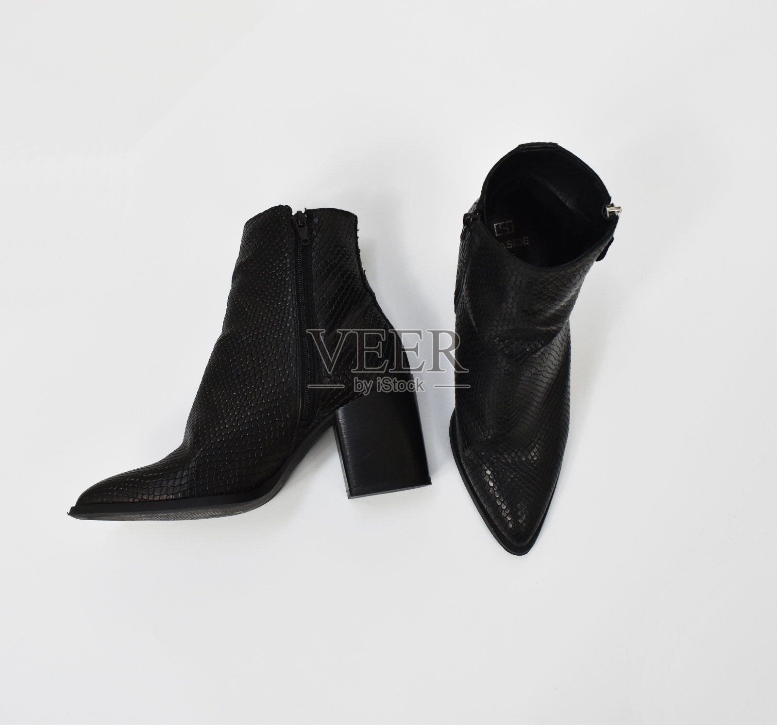 黑色粗跟靴孤立在白色，爬行皮革短靴为女性，基本蛇皮落靴照片摄影图片