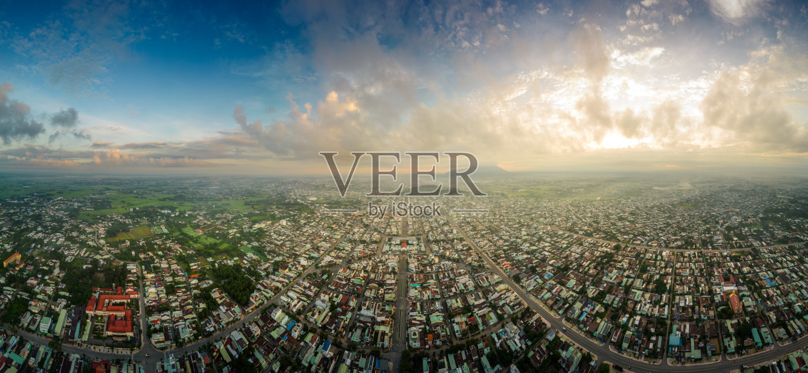 鸟瞰越南德宁市著名的龙华市场，远处是早晨的巴登山照片摄影图片