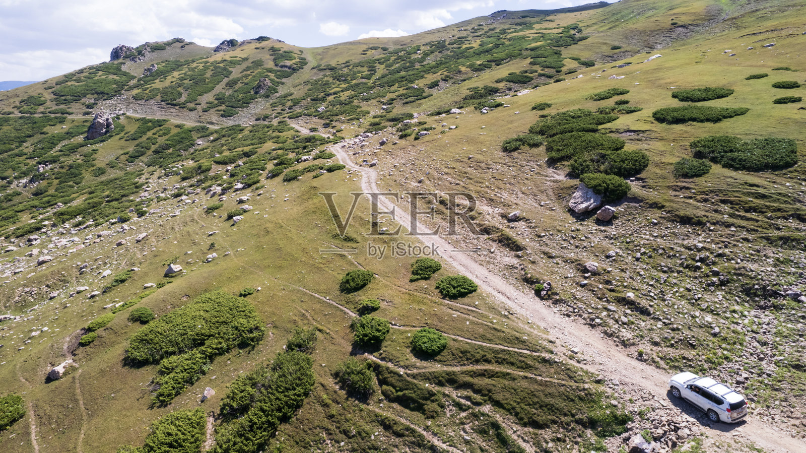 越野车越过峡谷的山路照片摄影图片