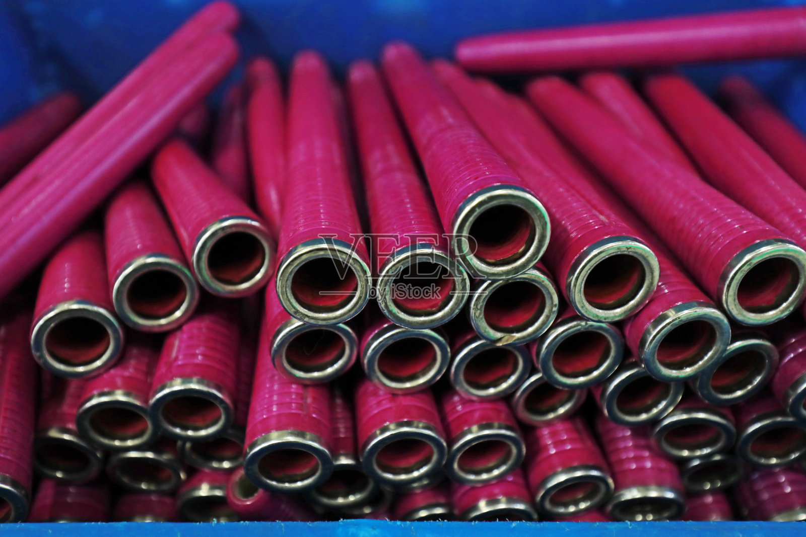 彩色线轴堆积在纺纱厂里照片摄影图片