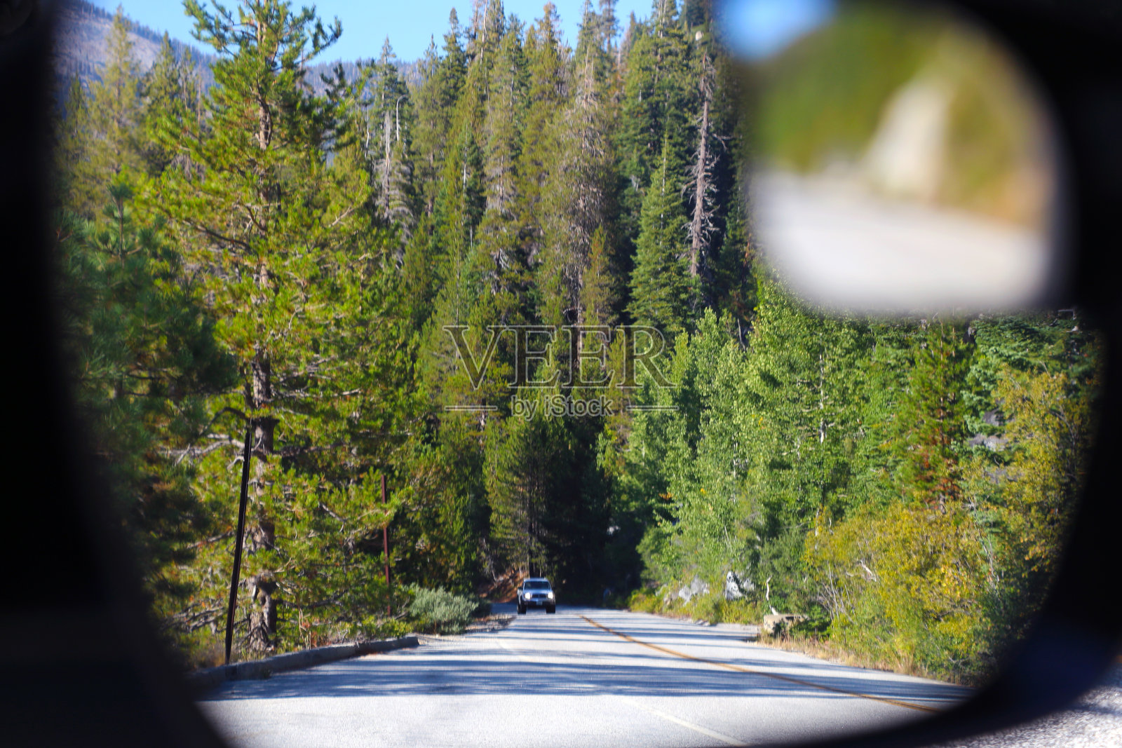 从汽车后视镜里看到的路况。照片摄影图片