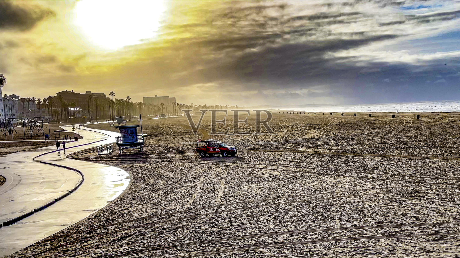 著名的圣莫尼卡海滩和救生员，保护着洛杉矶的这个海滩，这里是美国加州许多电影和电视剧的背景。照片摄影图片