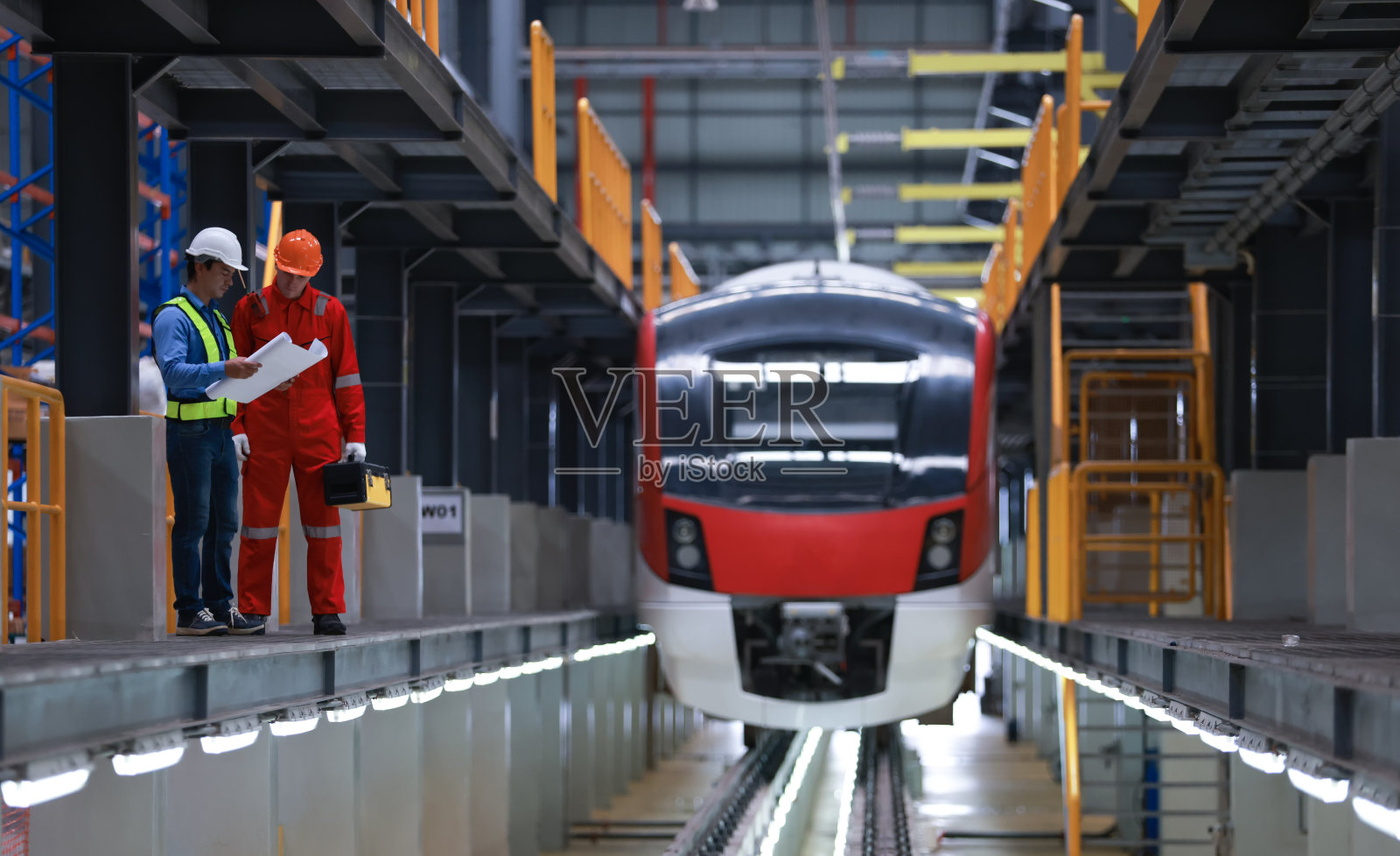 穿着安全制服在铁路、轨道交通系统现场工作的技术人员和工程师照片摄影图片