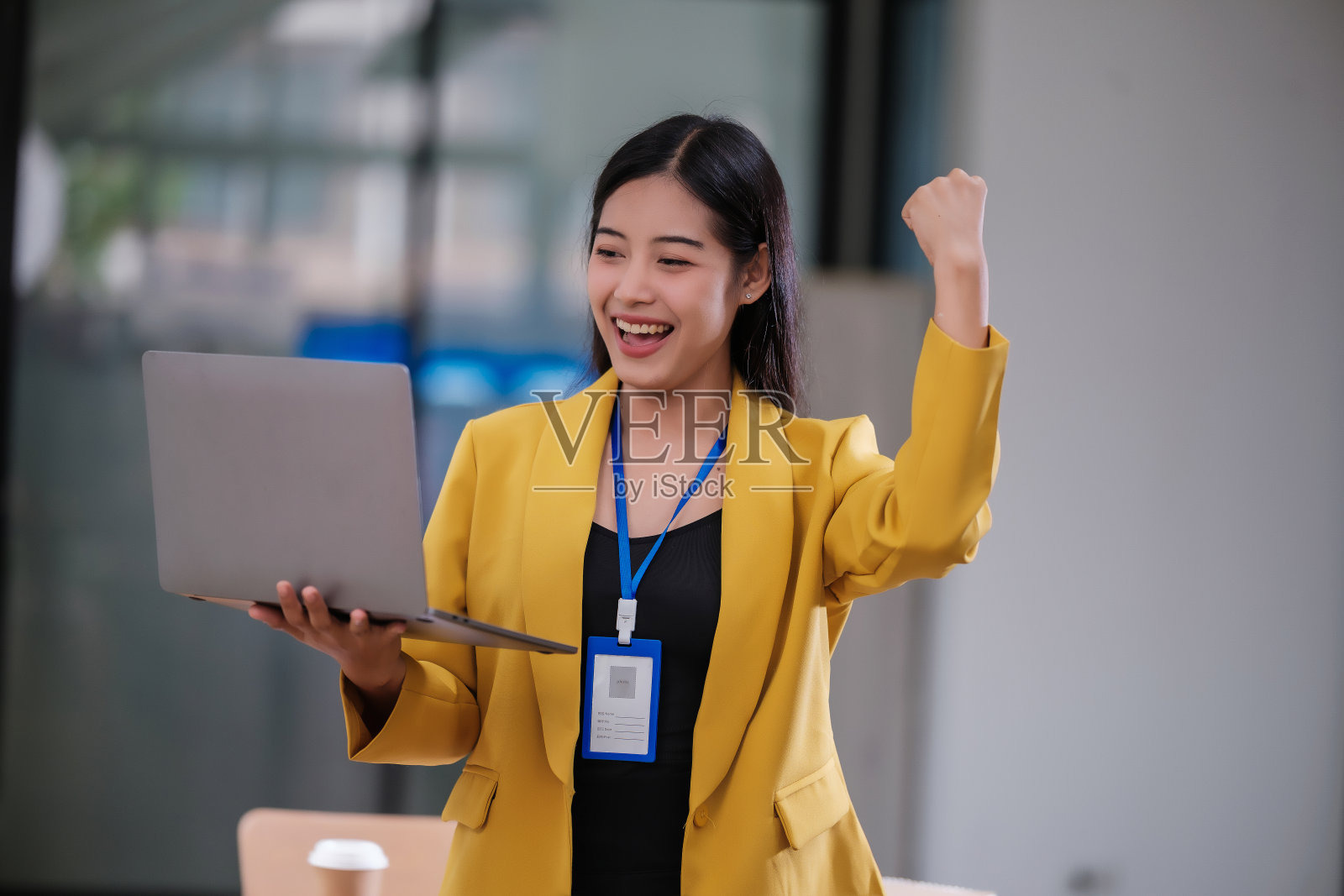 兴奋快乐的亚洲妇女感觉赢家喜悦网上赢得了新的工作机会。照片摄影图片