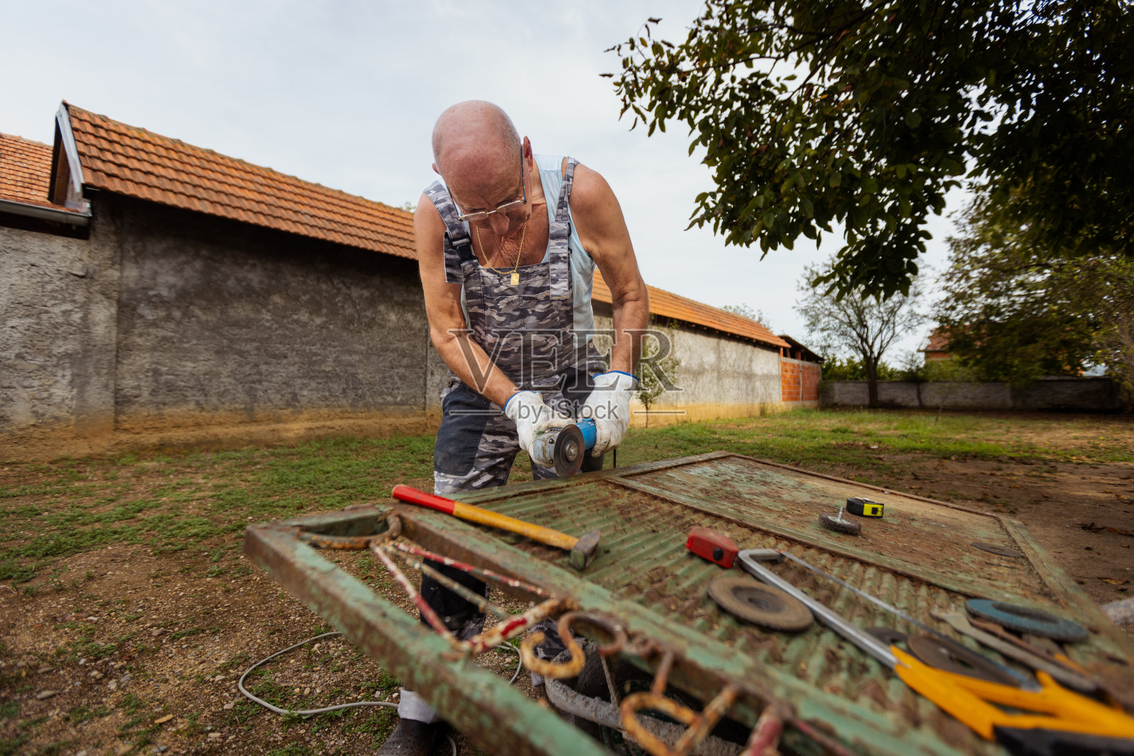 老年工匠在行动照片摄影图片