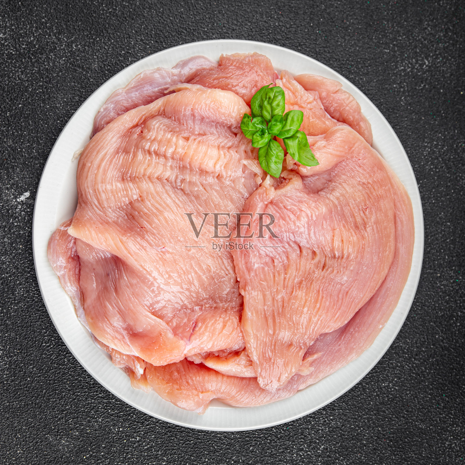 生火鸡肉片，新鲜家禽肉烹饪餐，食物小吃，餐桌上的复制空间，食物背景，乡村风格，顶部视图照片摄影图片