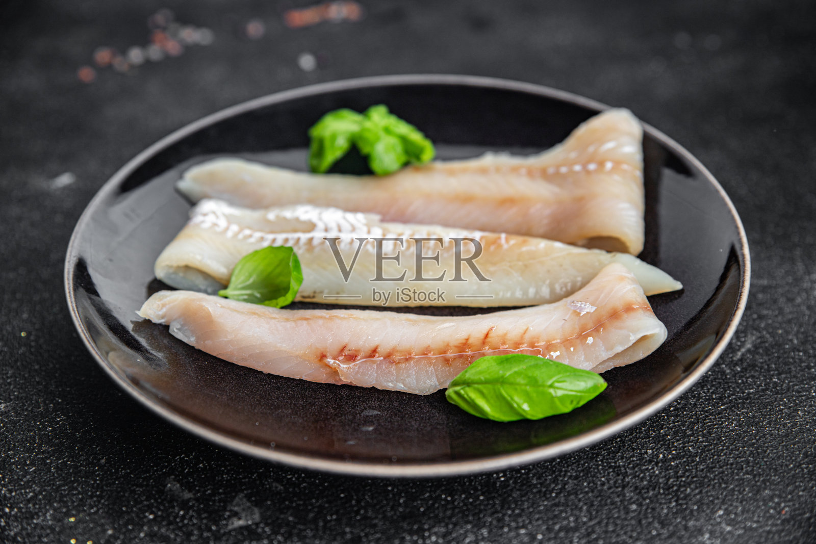 鱼、鱼片、青花、新鲜海鲜、烹调、开胃餐、餐桌上的小吃照片摄影图片