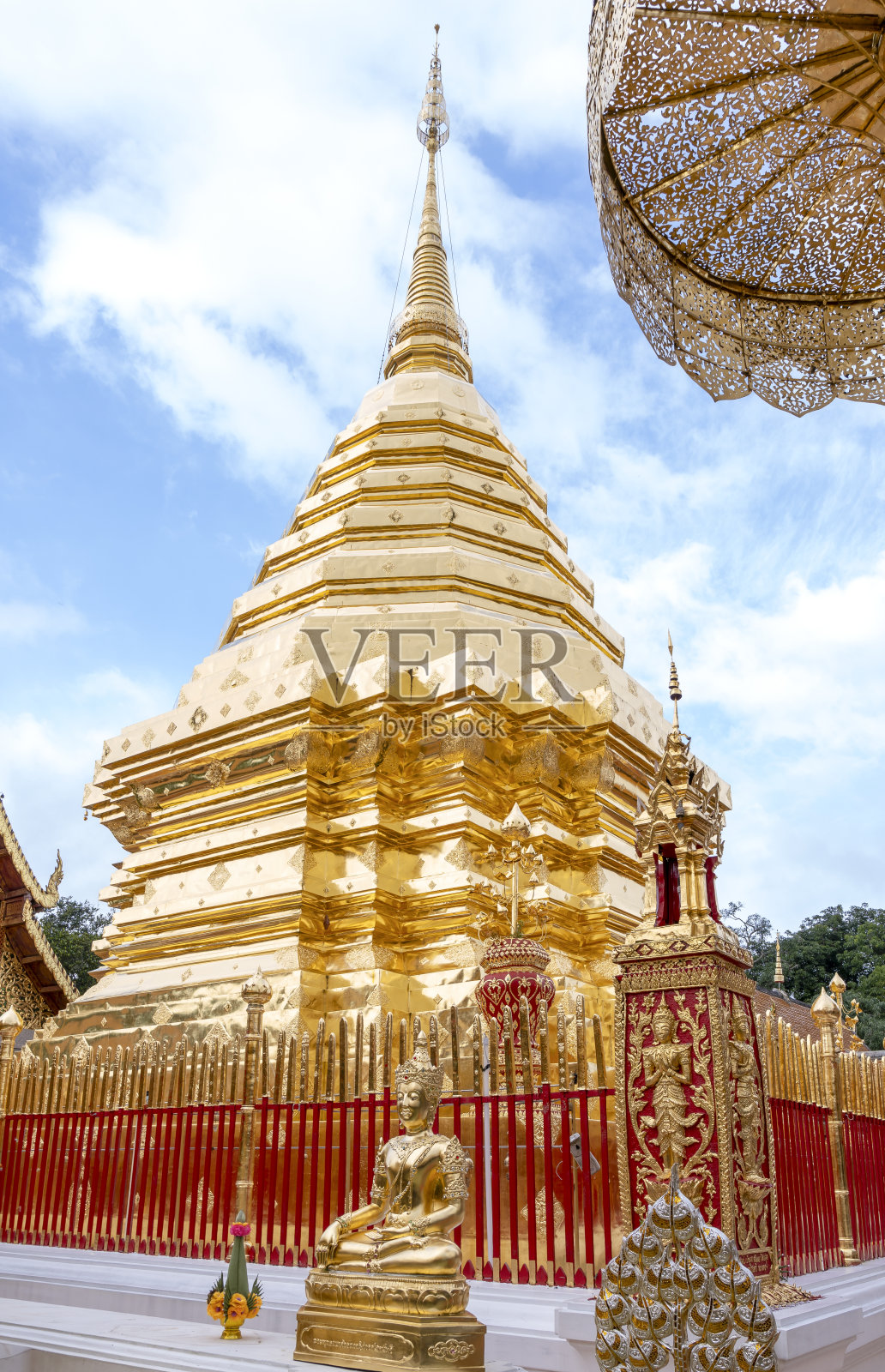 有着金色清晨天空的素贴寺，是泰国清迈最著名的寺庙照片摄影图片