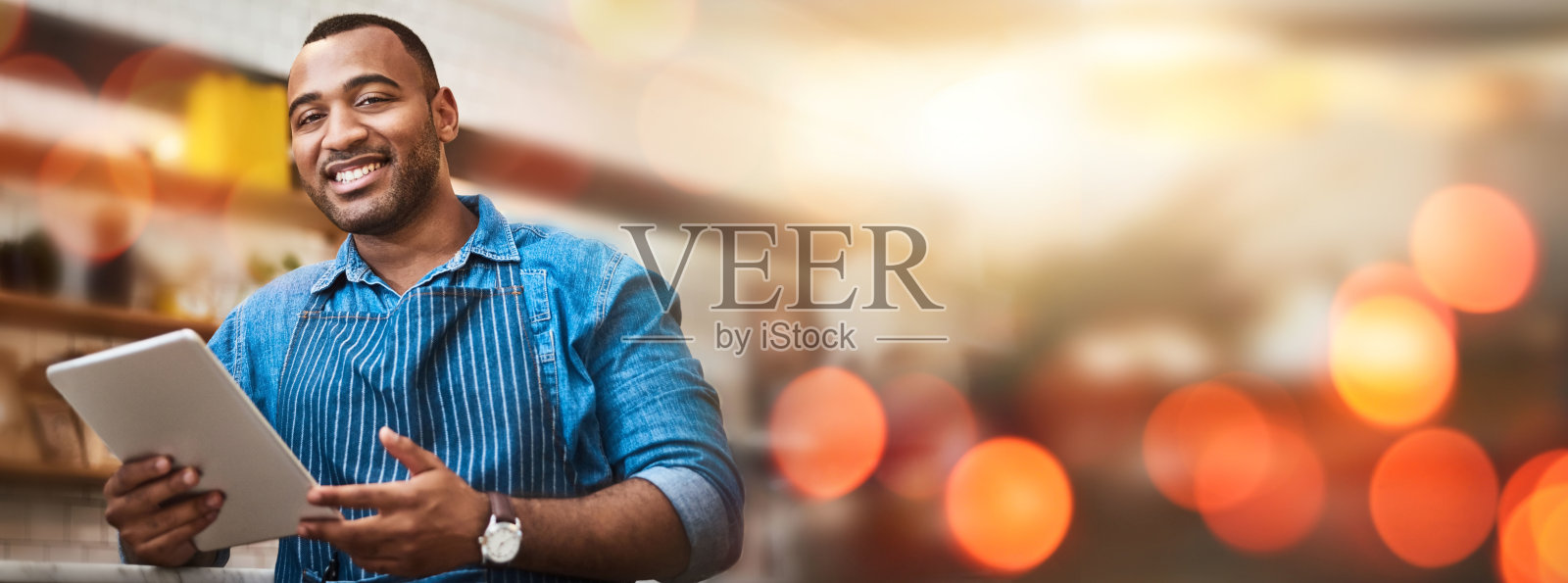 黑人男子，平板电脑和小企业主在咖啡店管理与微笑的散景。快乐的非裔美国男性企业家、经理或服务员的肖像，在咖啡馆的模型上有触摸屏照片摄影图片