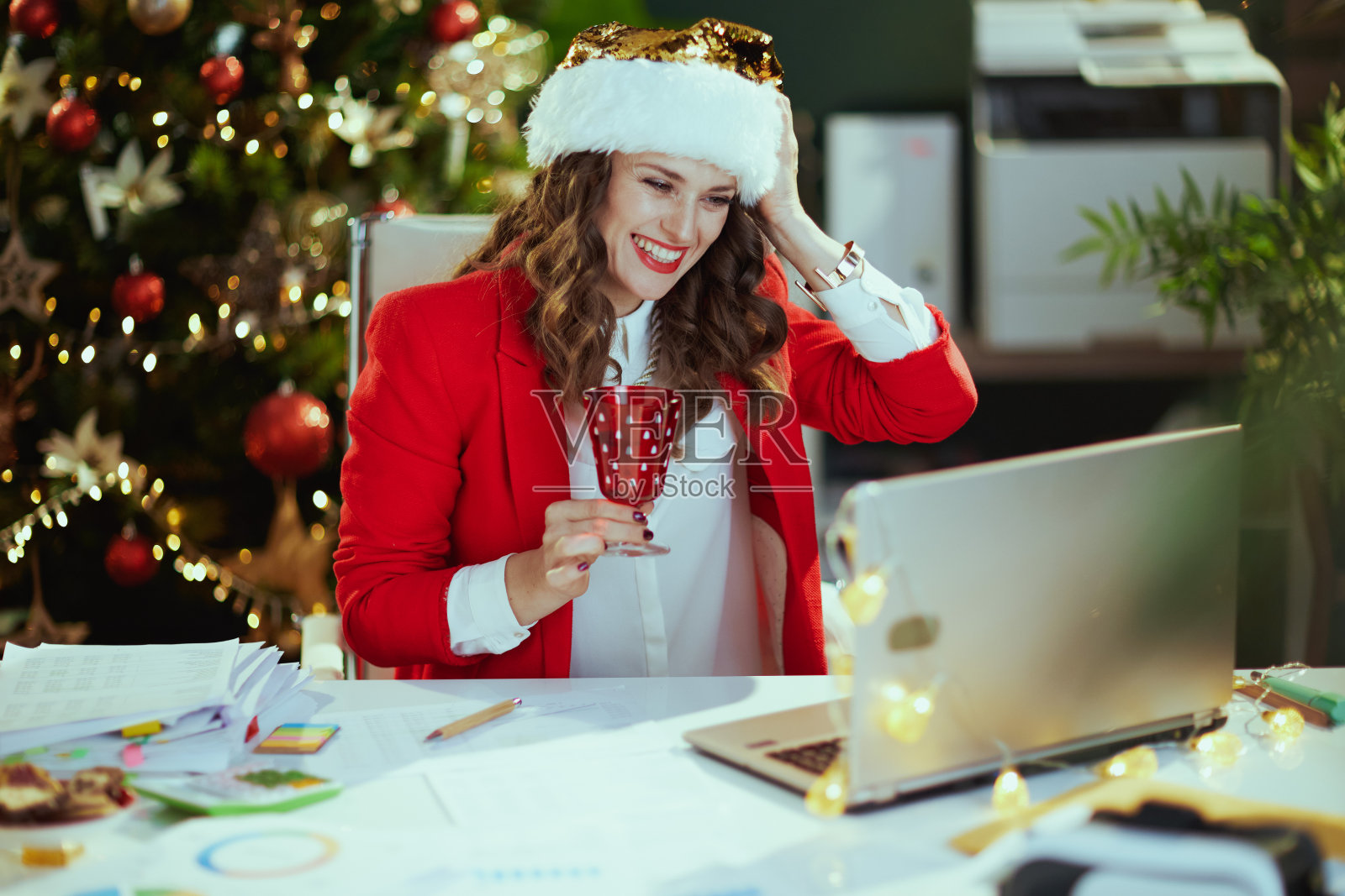 面带微笑的40岁女商人正在开视频会议照片摄影图片