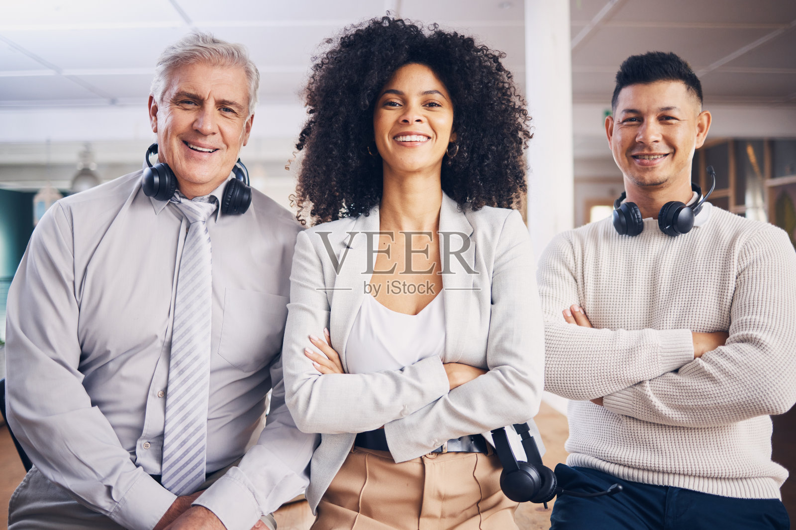 客户关系管理，联系我们和肖像电话营销团队和网络帮助支持人员。办公室里，员工们微笑着为一群快乐的客户服务，为团队合作和工作协作感到自豪照片摄影图片