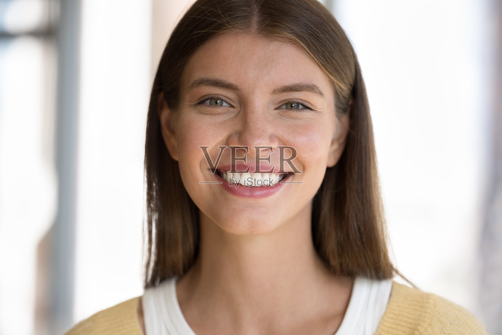 剪短的漂亮的年轻快乐的女人的脸照片摄影图片