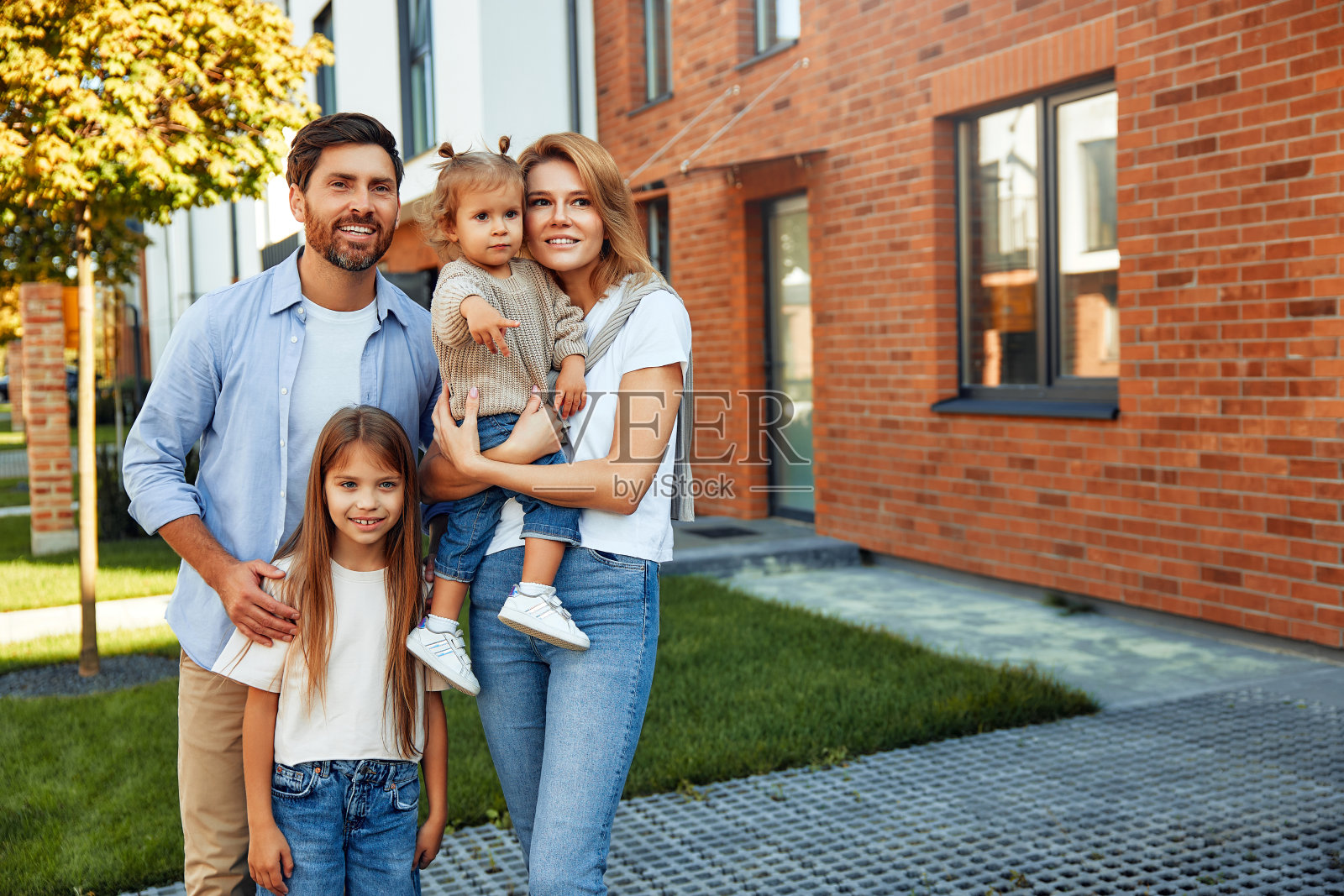搬家，买房。家庭射击。照片摄影图片