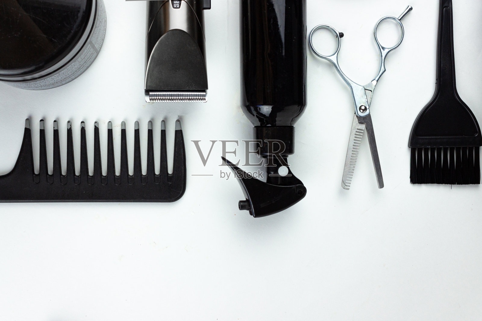 将发型师的饰品放在白色背景上。专业发型师的配件。美发师沙龙概念，美发工具集。发型配饰照片摄影图片