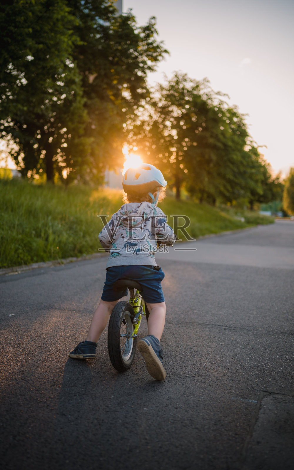 一个男孩骑自行车照片摄影图片