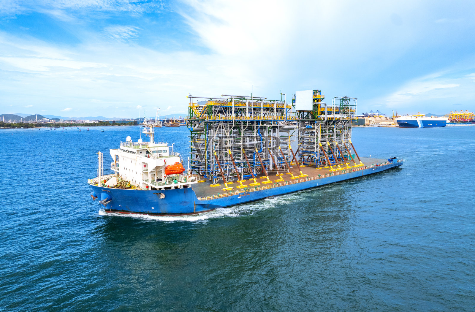 运输石油钻井平台部件的大型货船照片摄影图片