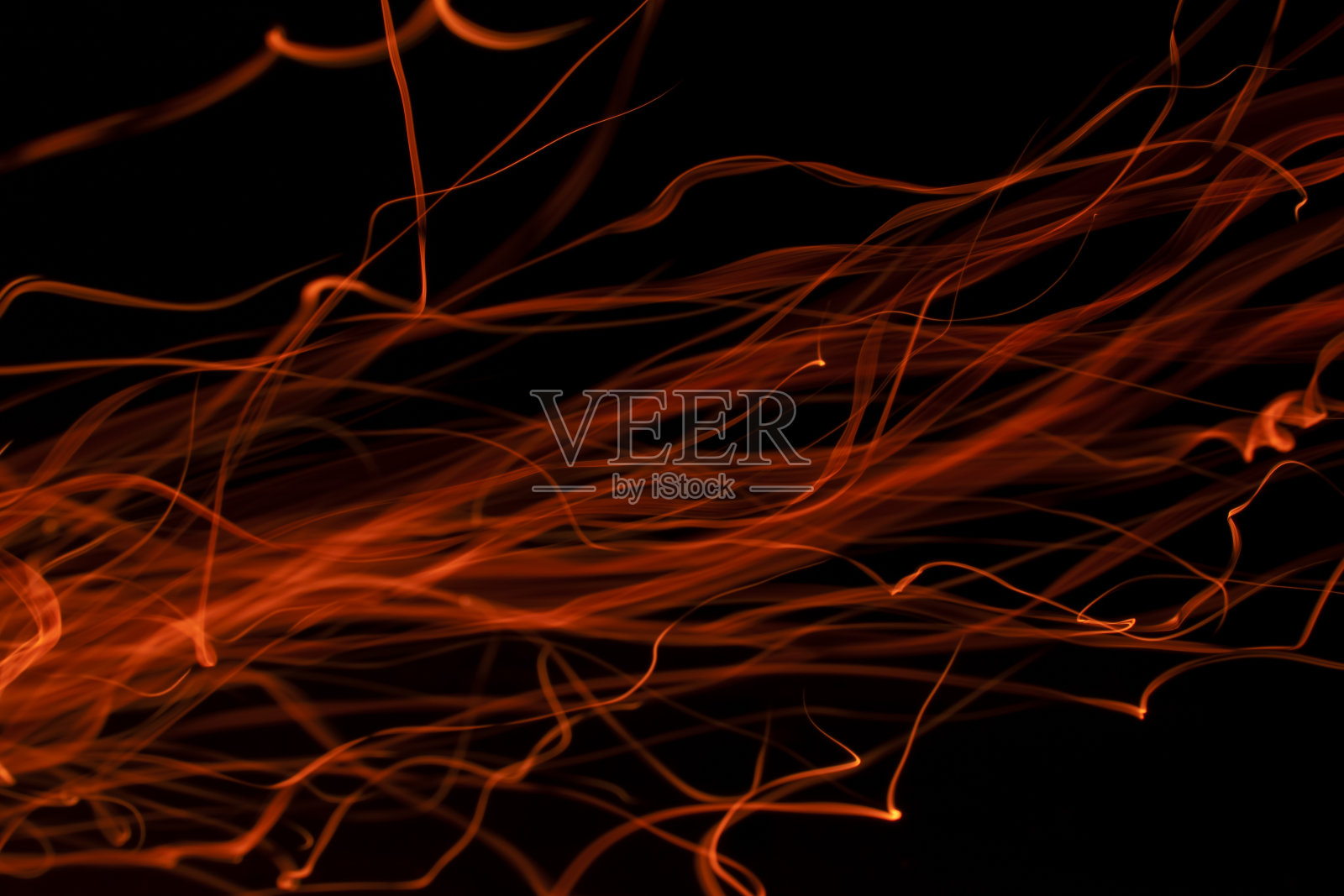 黑色背景上的火花带，长曝光照片摄影图片