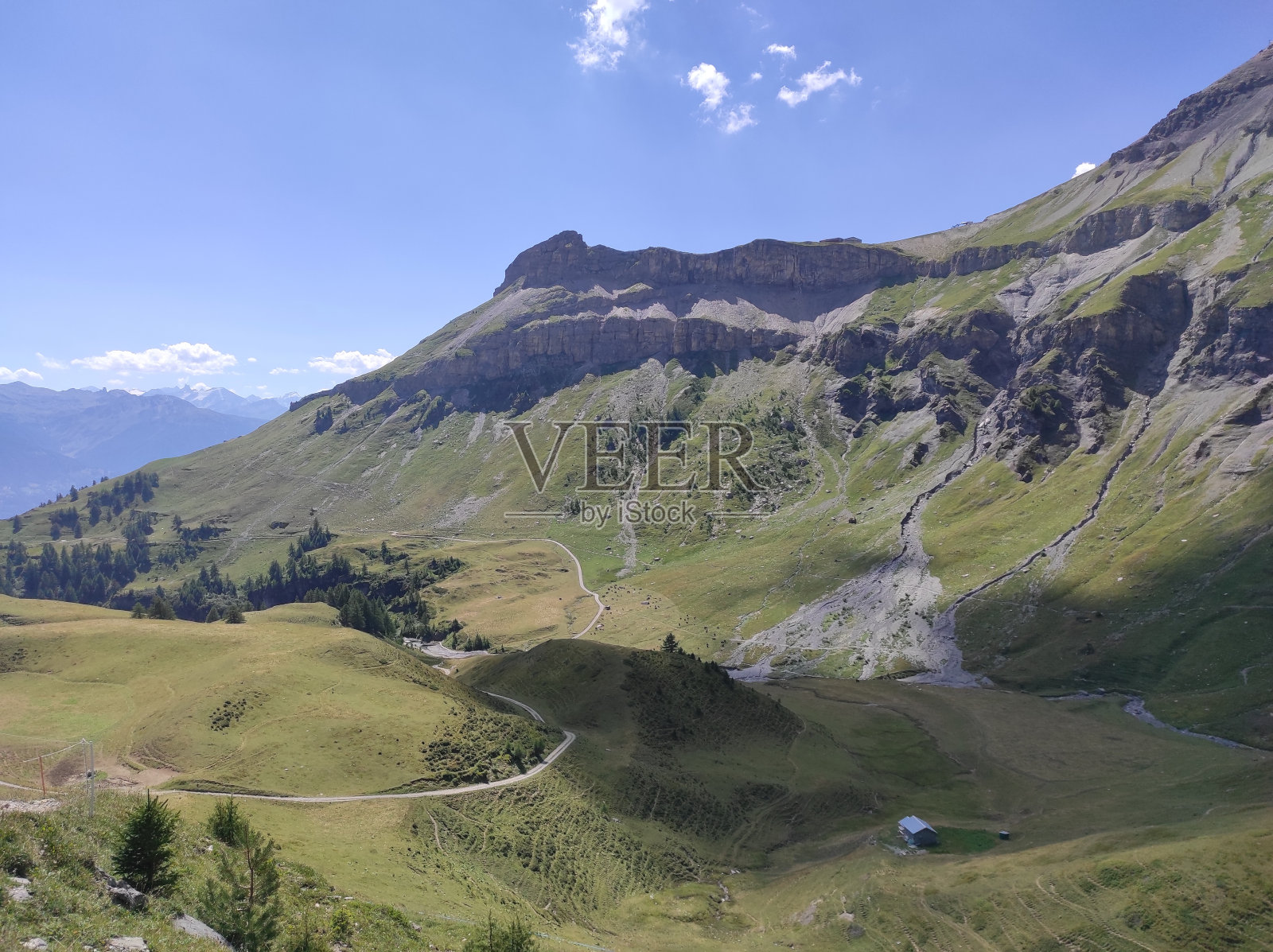 在瑞士瓦莱州的Crans-Montana，靠近Tsitorret Bisse的Crans-Montana的阿尔卑斯山上的景色照片摄影图片
