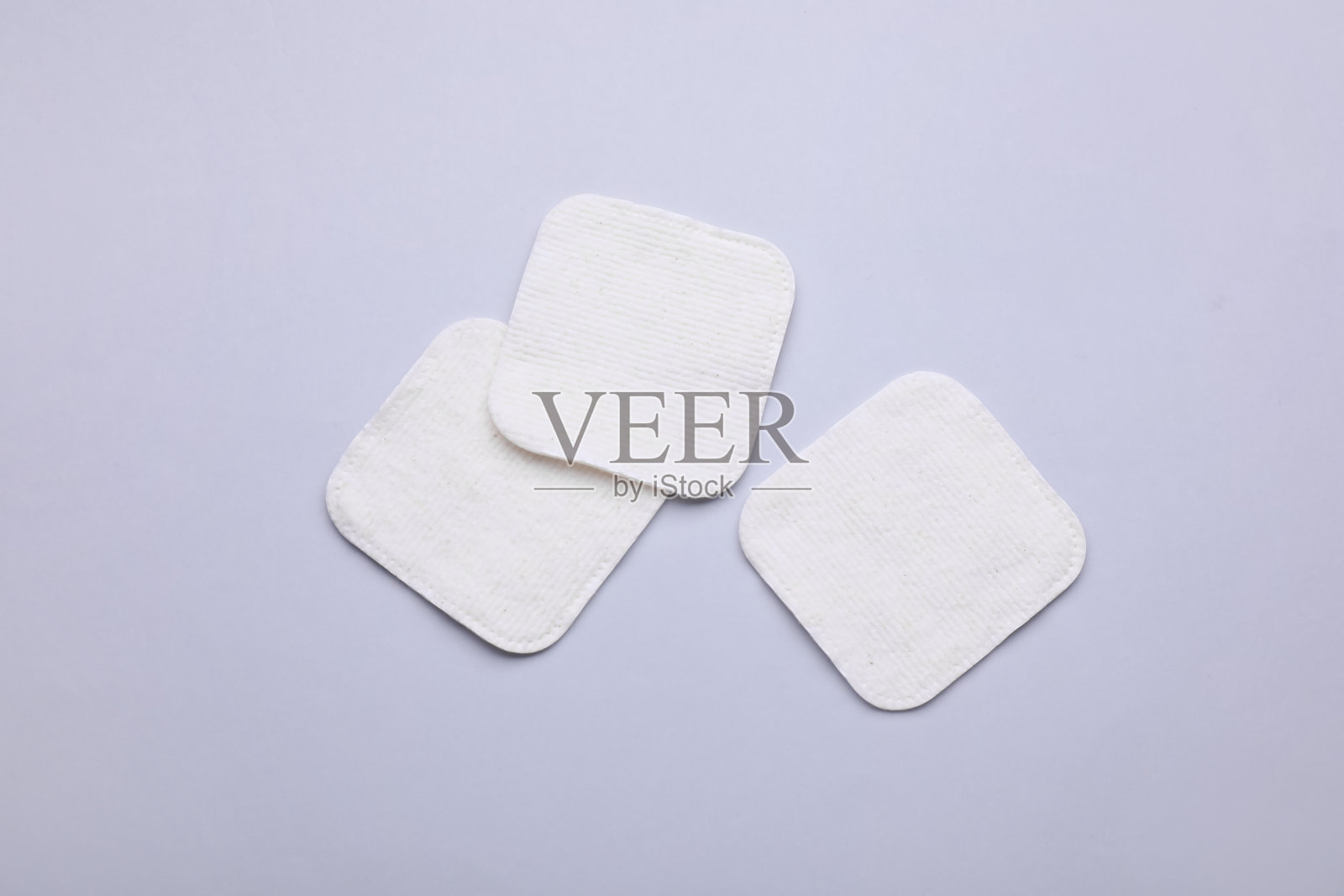 干净的棉垫放在浅灰色的背景上，平铺照片摄影图片