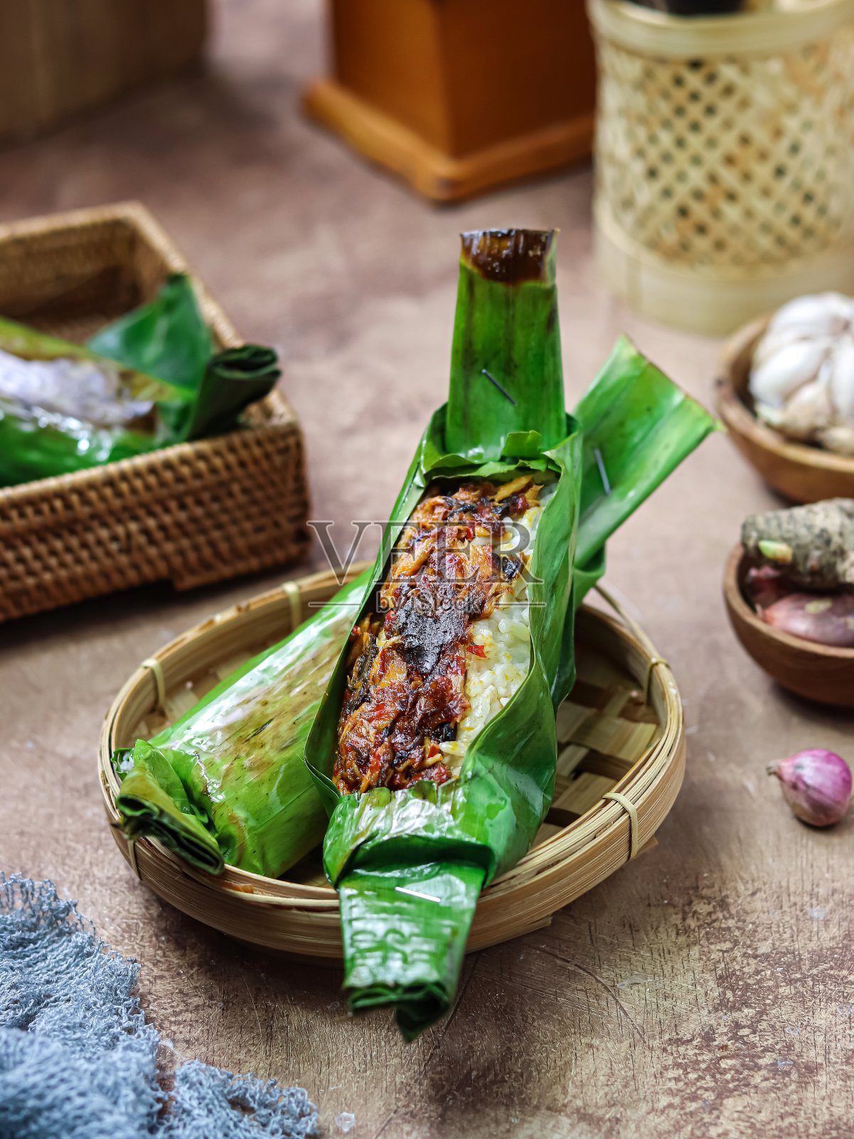 鲣鱼竿烤金枪鱼饭照片摄影图片