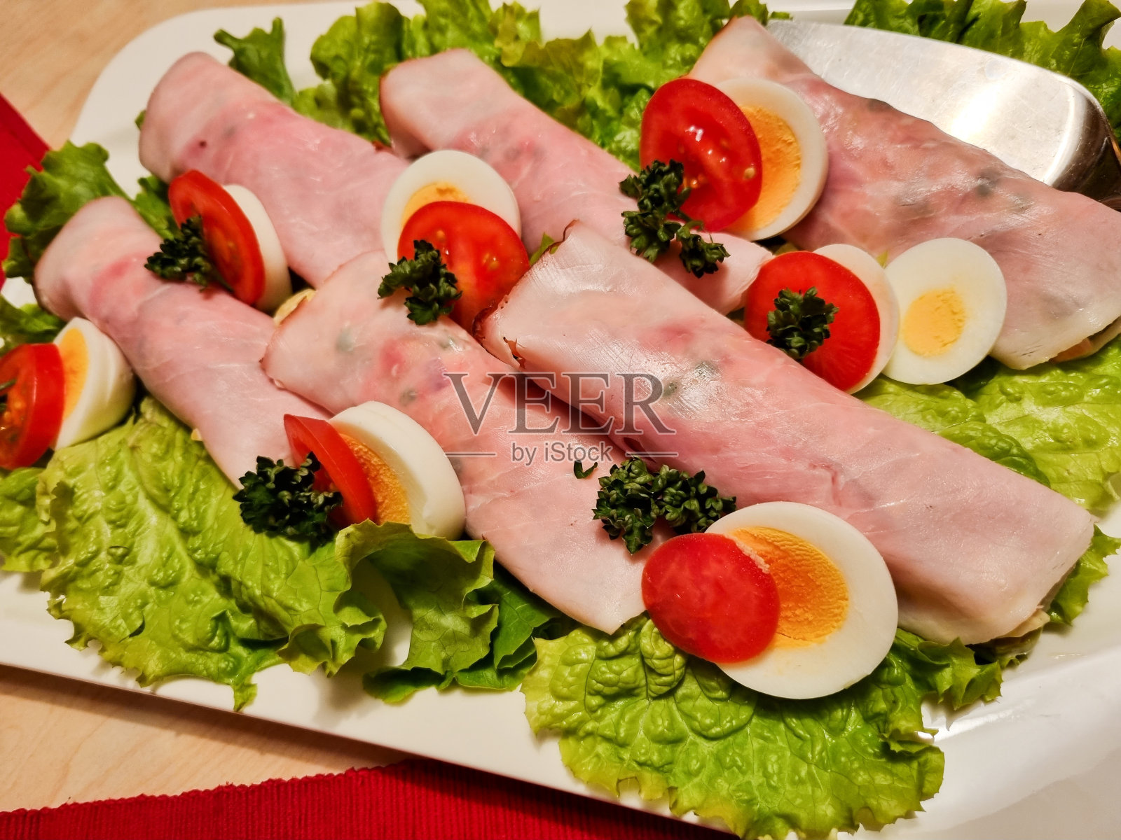 火腿卷里夹着美味的蛋黄酱沙拉照片摄影图片