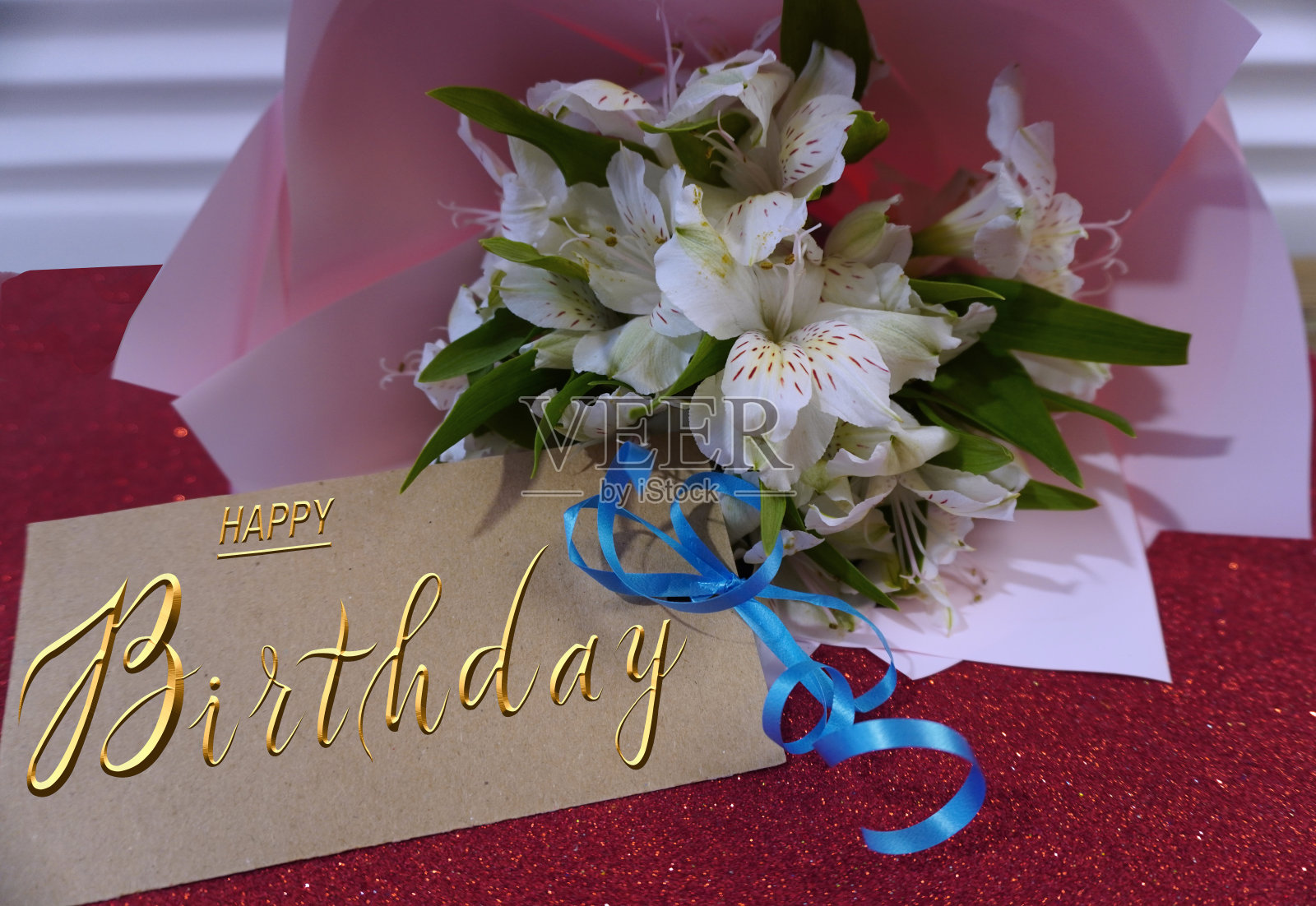 明信片上，网上挂着生日祝福的横幅，上面写着——生日快乐照片摄影图片