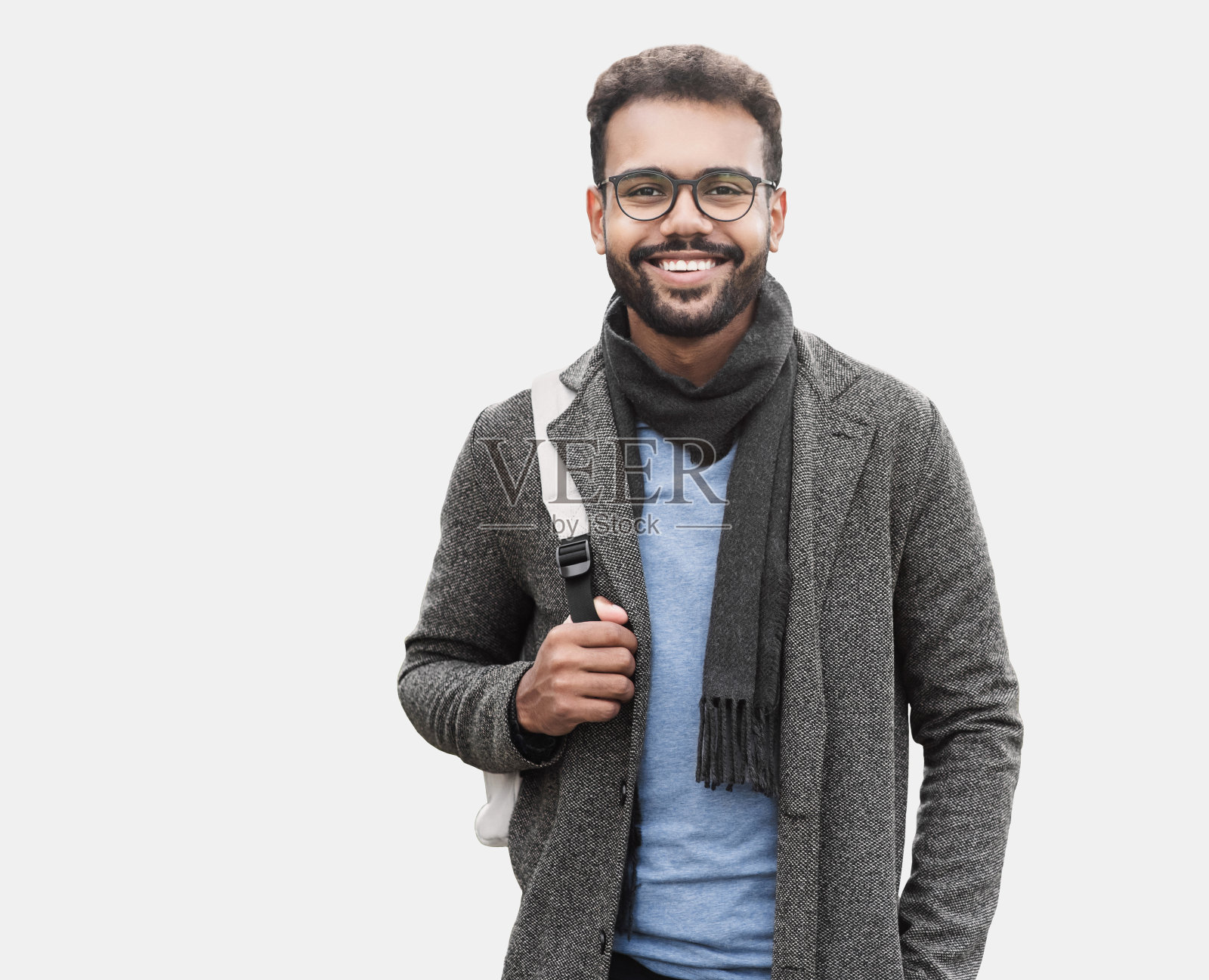 英俊的年轻人穿着温暖的衣服，在灰色的背景上孤立照片摄影图片