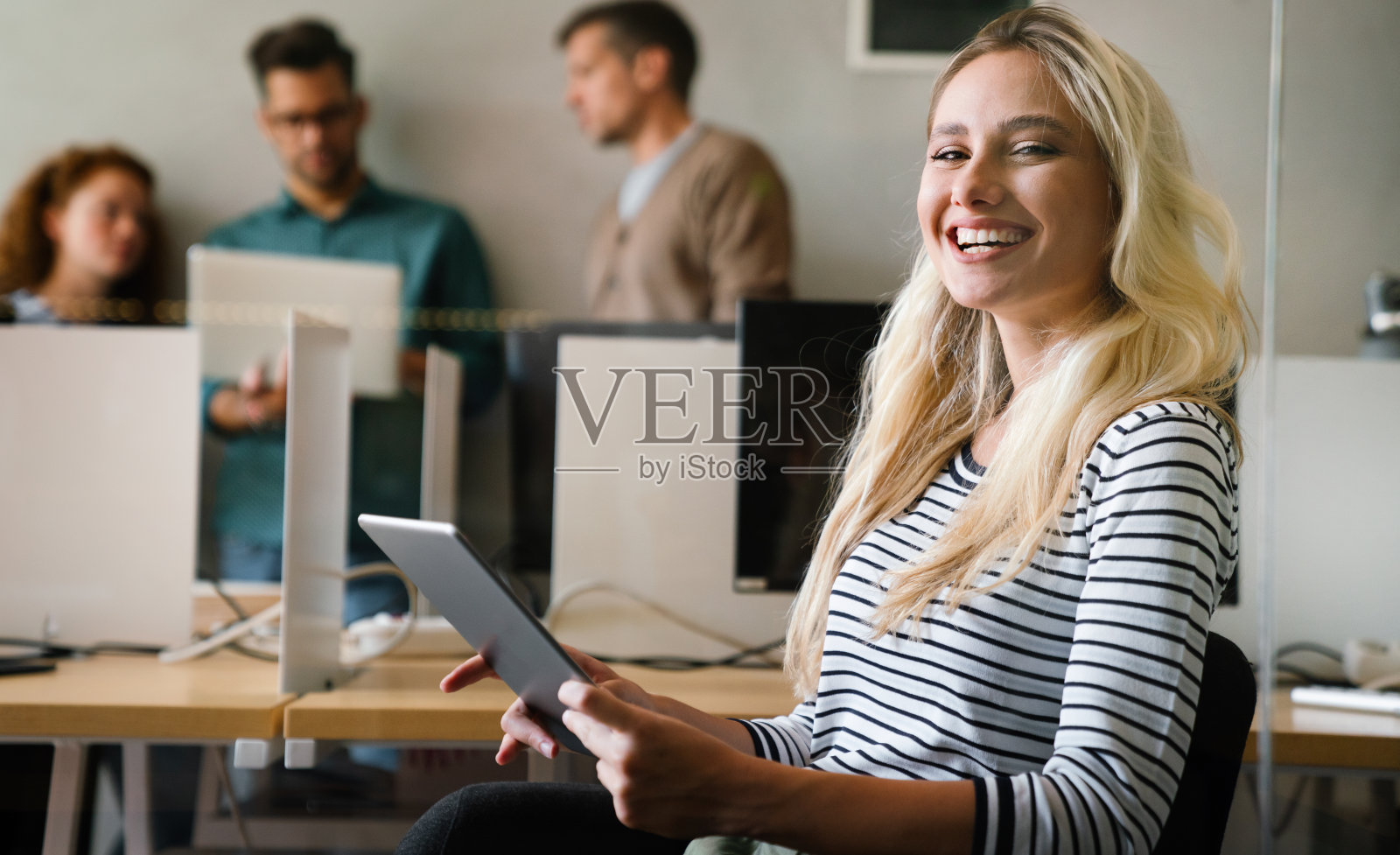 业务解决方案，技术和战略概念。同事在办公室工作和头脑风暴照片摄影图片