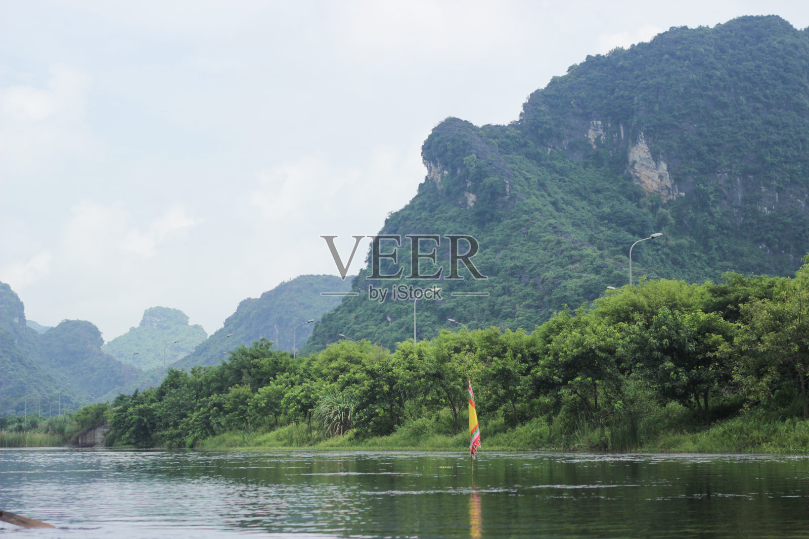 风景优美，有山有河照片摄影图片