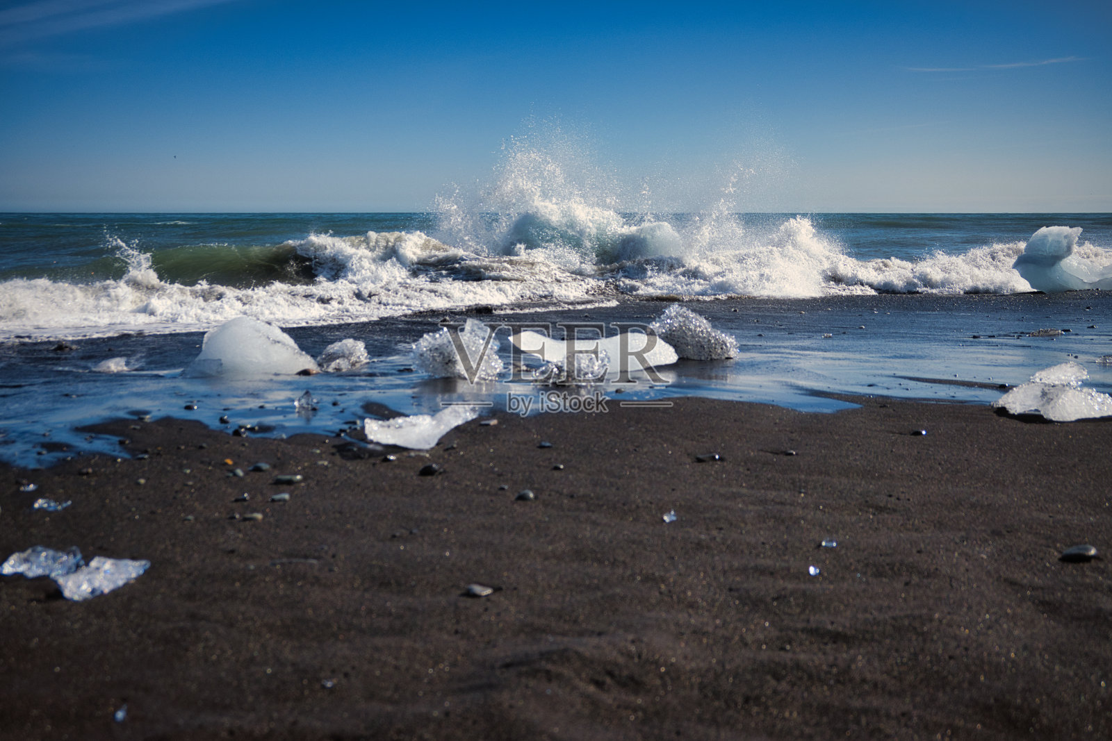 冰岛钻石海滩上的海浪照片摄影图片