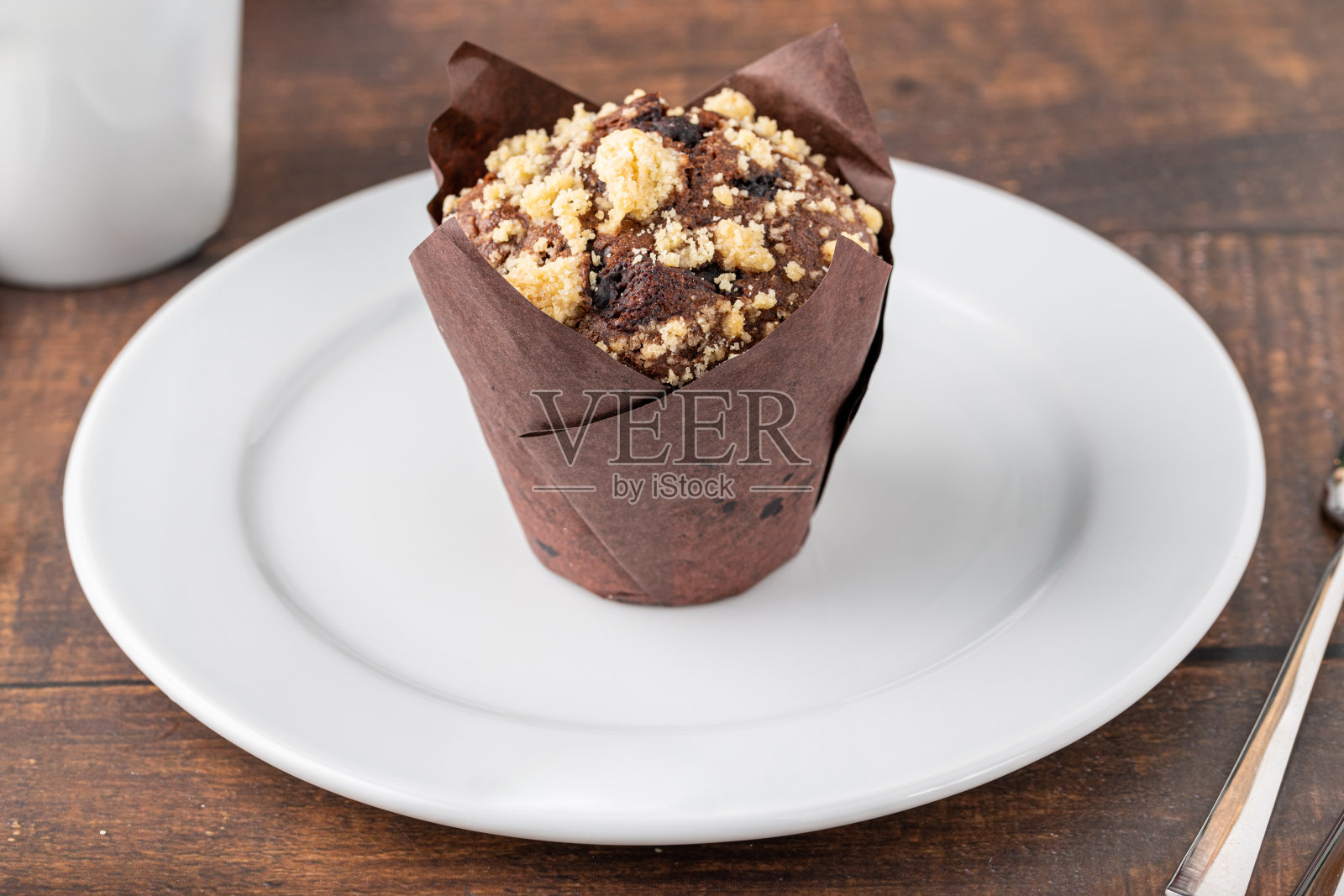 木桌上的巧克力松饼或纸杯蛋糕配咖啡照片摄影图片