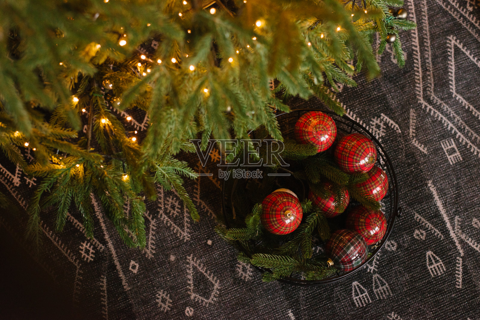 红色的玩具球躺在圣诞树下的盒子里。俯视图照片摄影图片