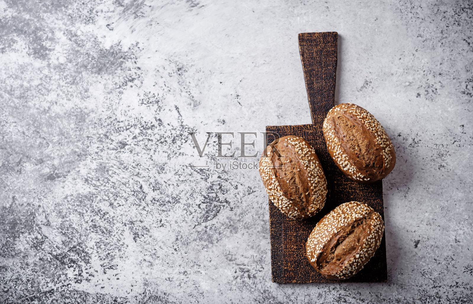 背景是芝麻黑麦面包照片摄影图片