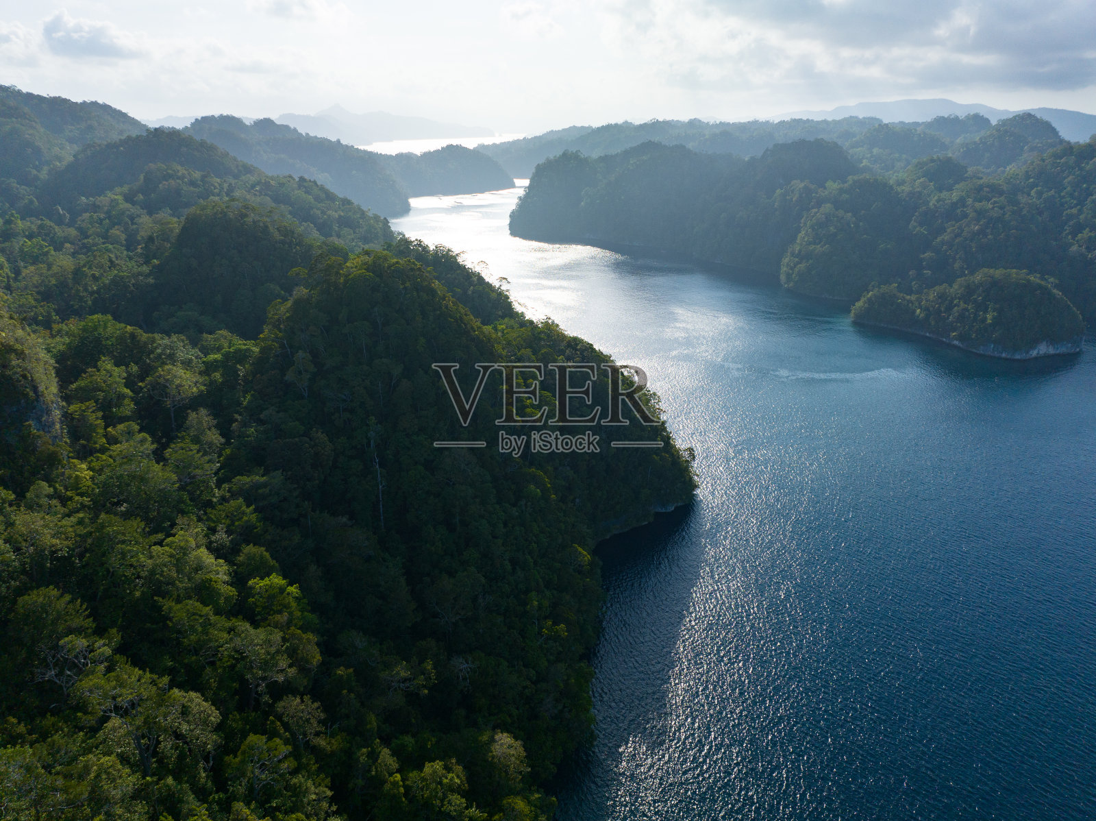 拉加安帕阿留伊湾阳光海峡的航拍图照片摄影图片