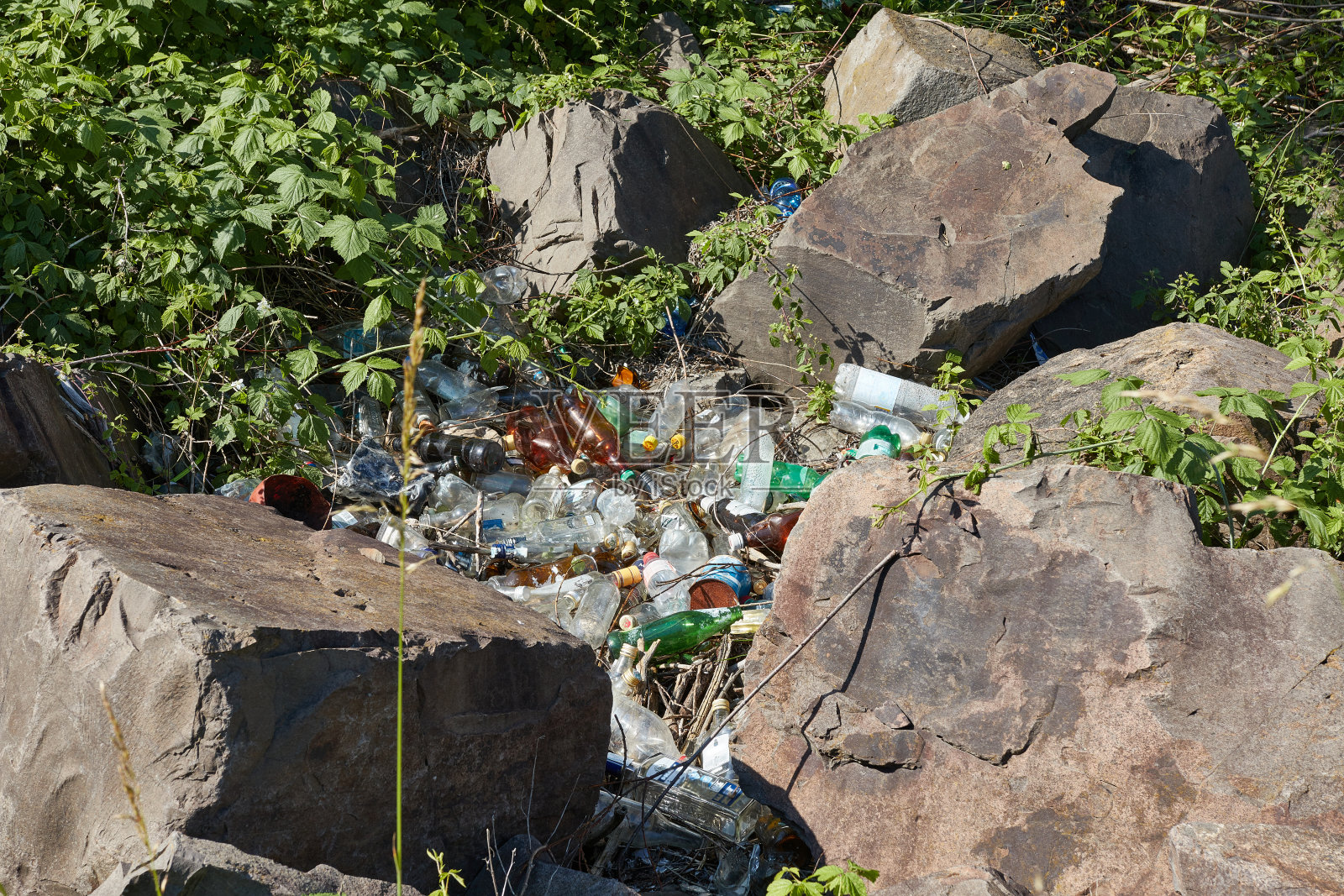 浪费。野蛮。不当行为。环境灾难。照片摄影图片