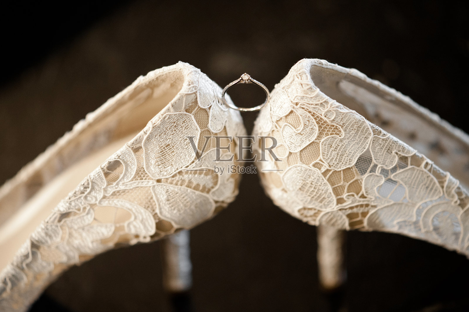 戒指和鞋子:优雅的蕾丝照片摄影图片