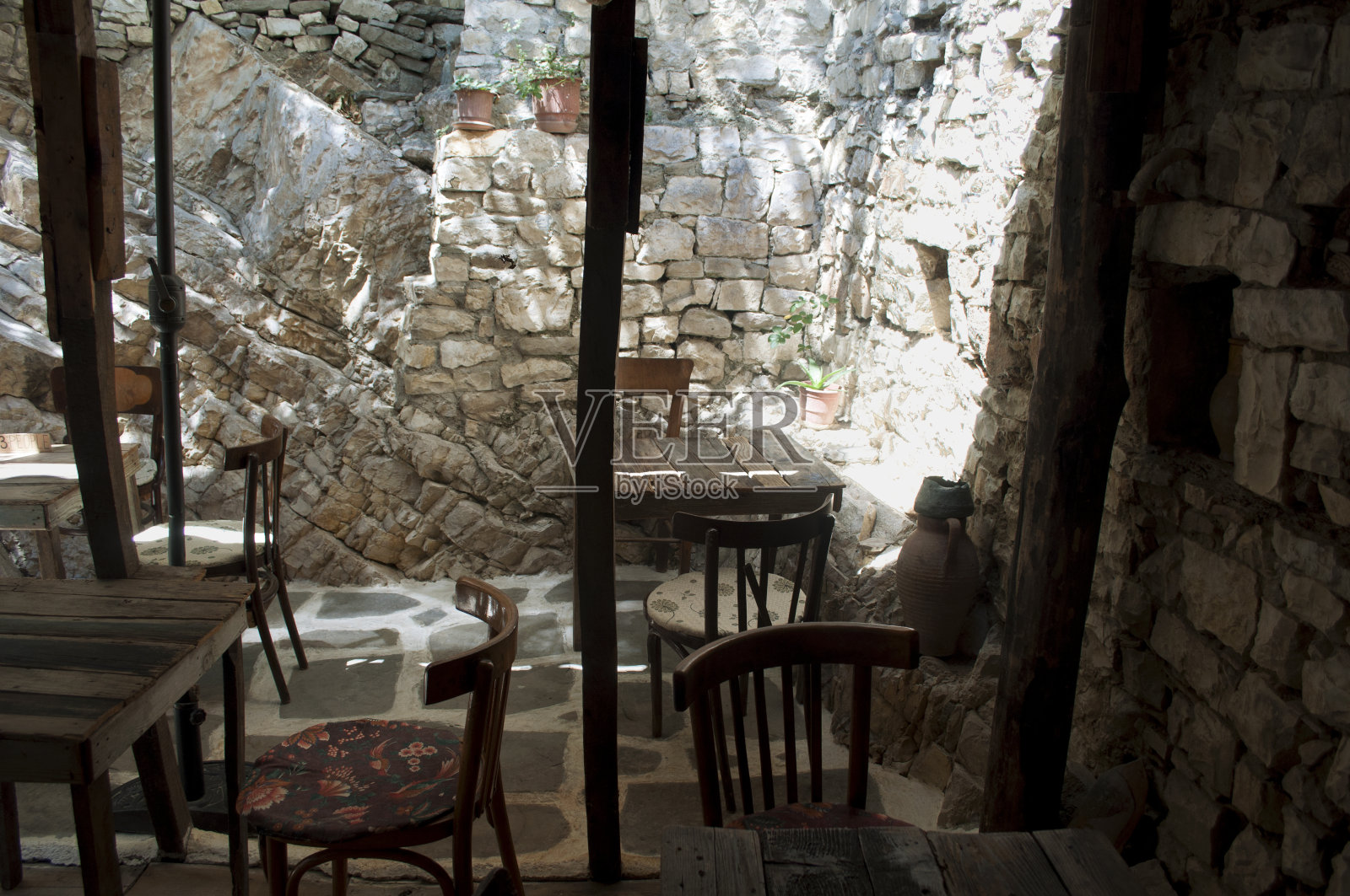 阿尔巴尼亚，贝拉特，一座古老石屋中的木桌照片摄影图片