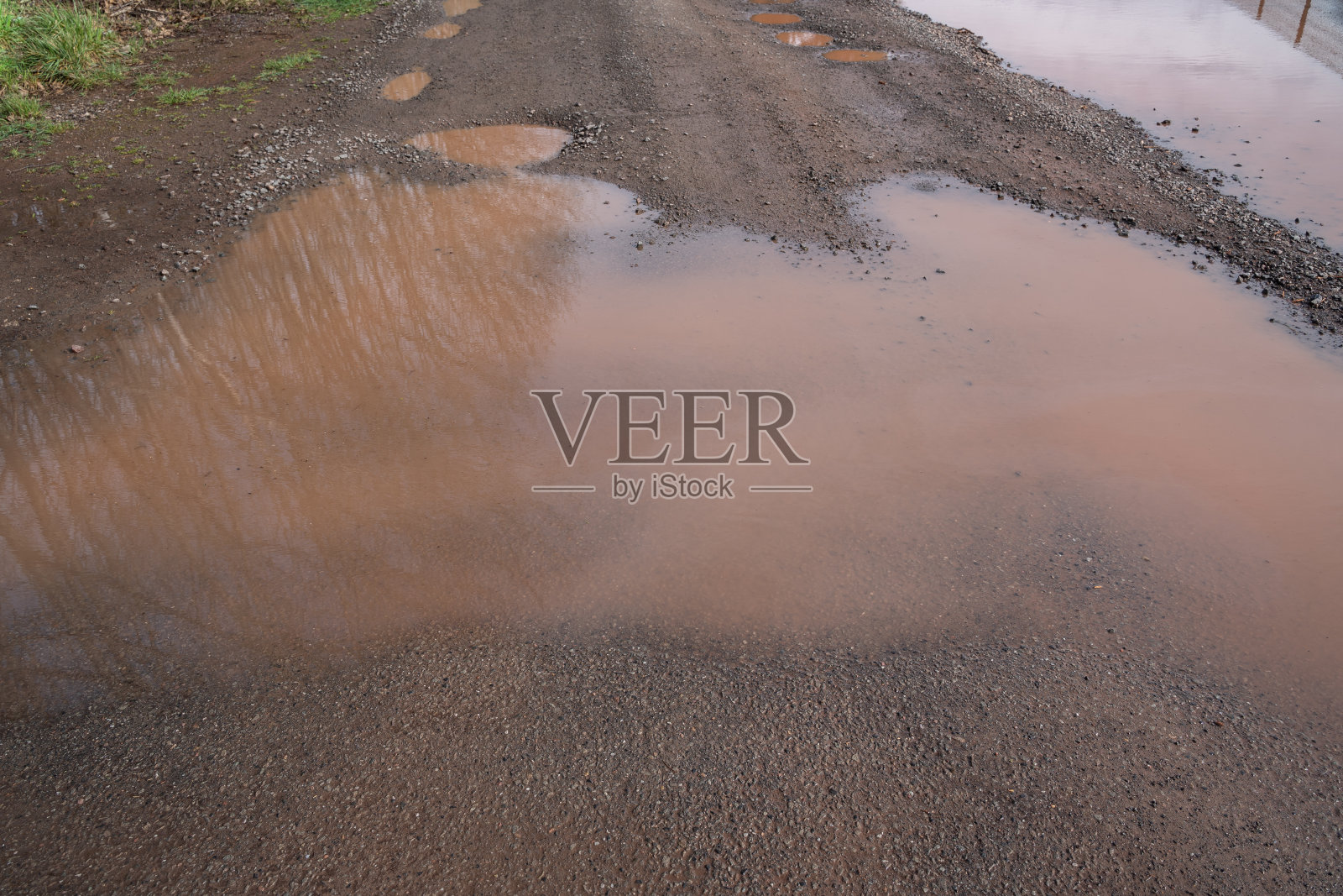 破碎的道路和棕色的雨水照片摄影图片