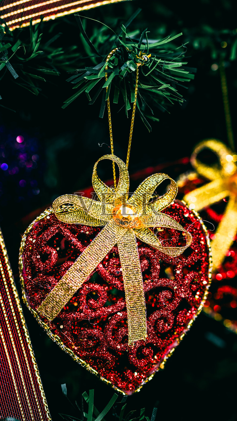 圣诞装饰品。彩色圣诞彩灯背景照片摄影图片