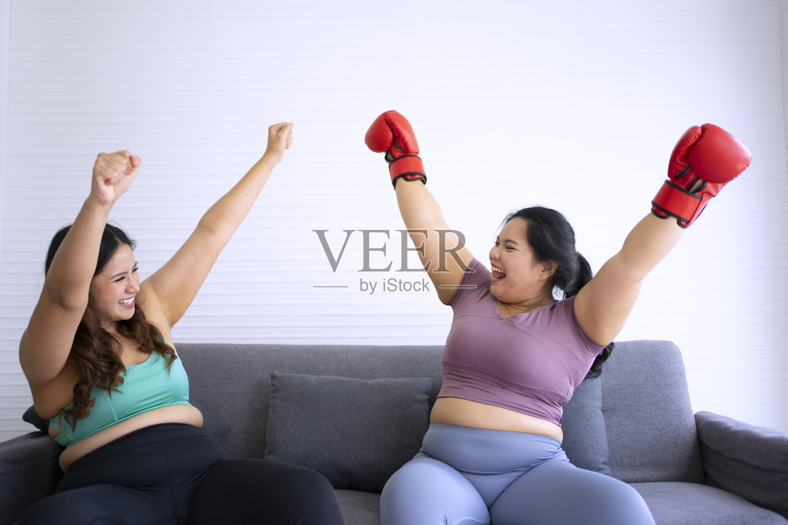 大码女人在家锻炼。照片摄影图片