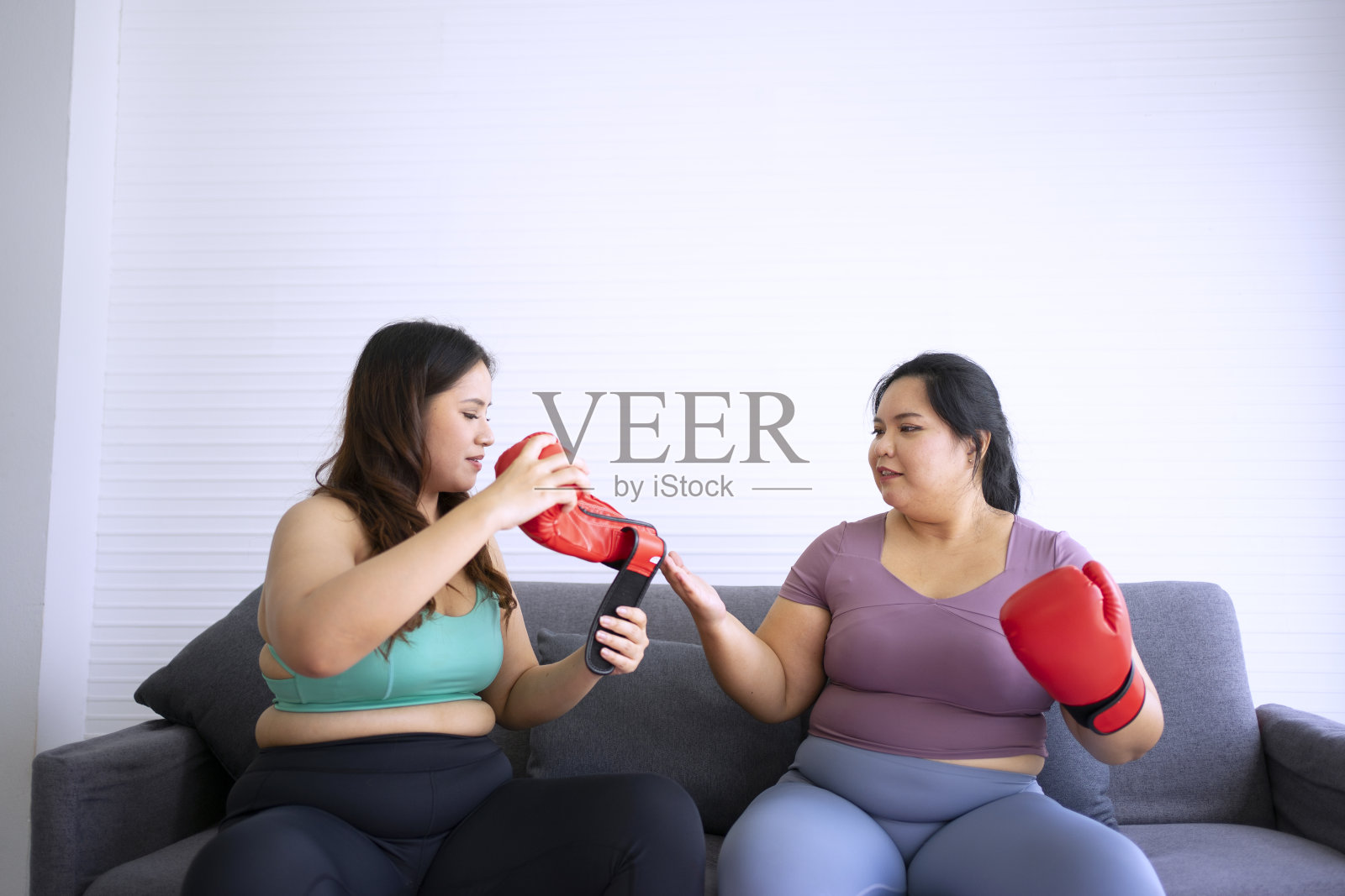 大码女人在家锻炼。照片摄影图片