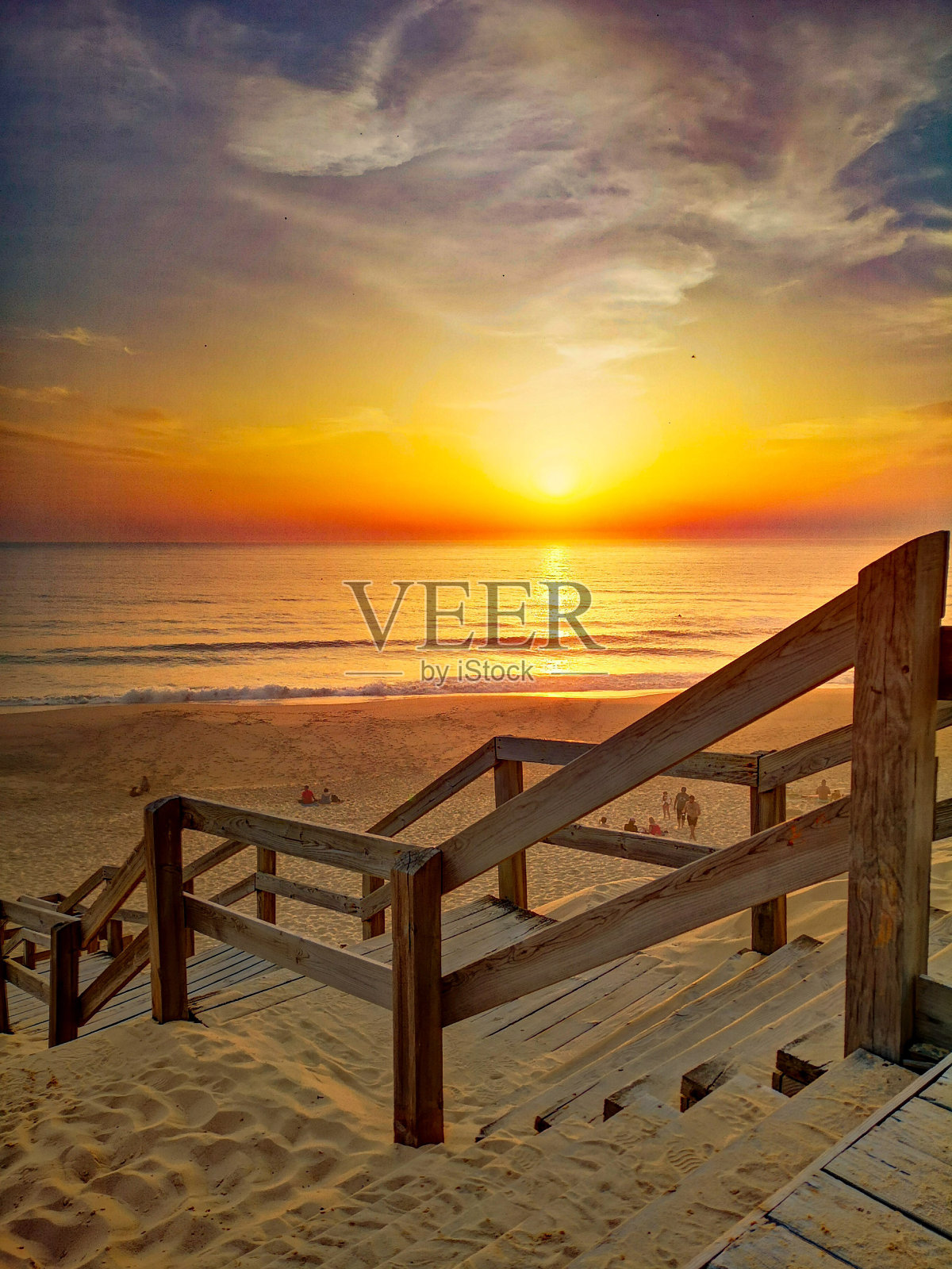 海滩上的日落照片摄影图片